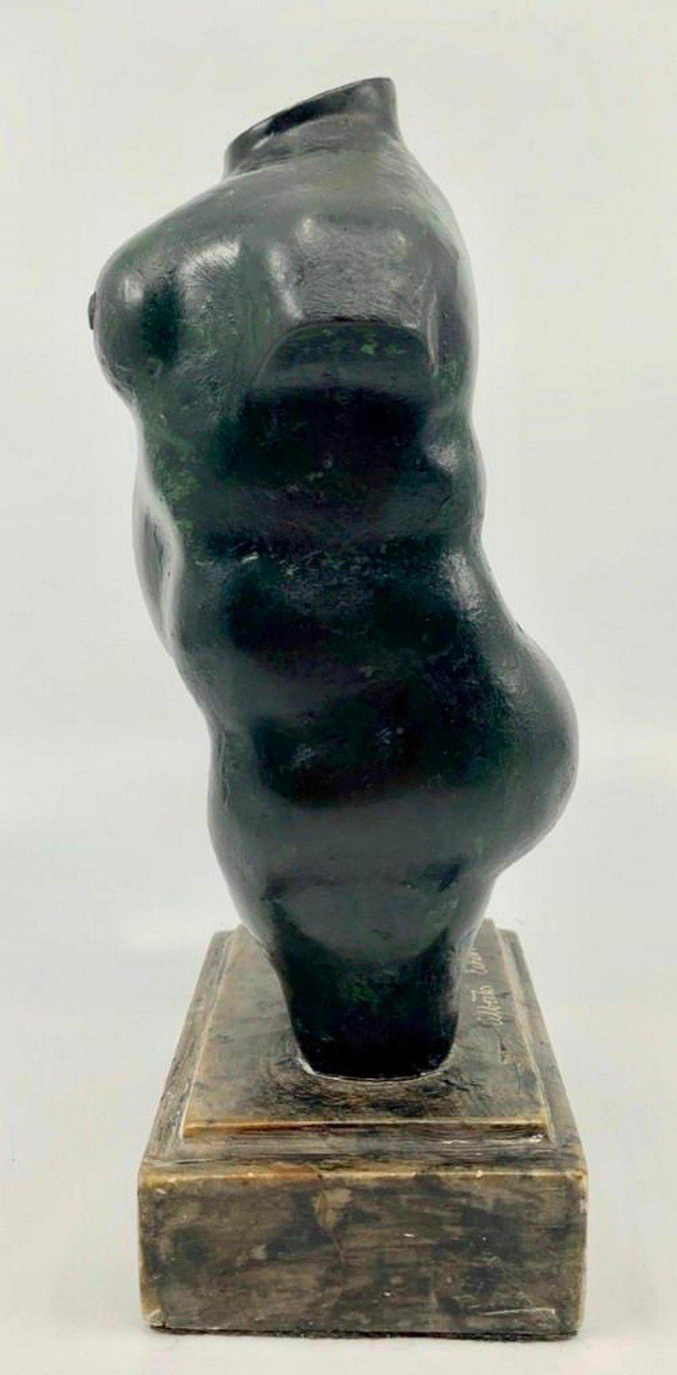 Torse nu du 20me sicle, sculpture boteroesque d'un artiste colombien contemporain - Contemporain Sculpture par Alberto Echevarria