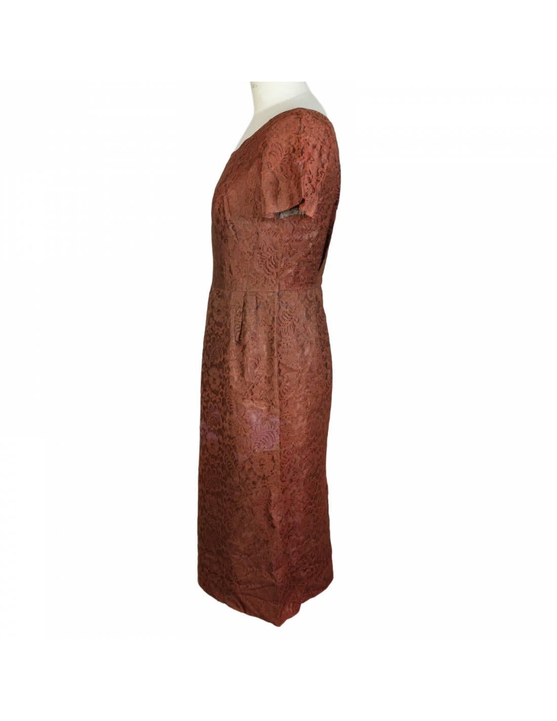 Alberto Fabiani by Puritan Vintage Kleid aus brauner Spitze. Großer italienischer Designer aus den 50er und 70er Jahren.

Das Kleid ist geradlinig, kurzärmelig, vollständig gefüttert und reicht bis über das Knie.

Größe 42 IT 8 US 10 UK

Schultern: