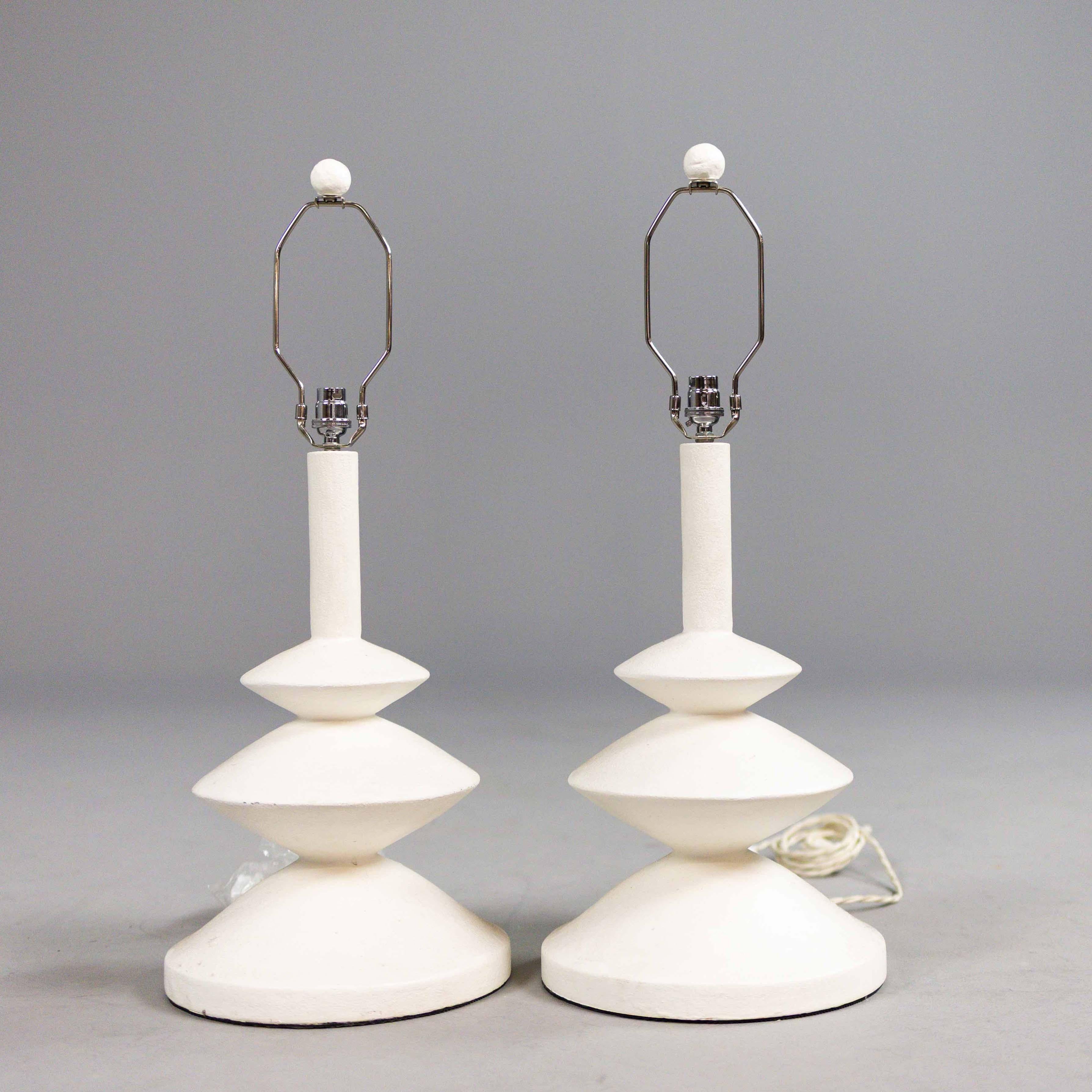 Bellissima coppia di lampade da tavolo in gesso rifinite da Alberto Giacometti e Jean-Michel Frank. Le lampade sono caratterizzate da doppi grappoli e terminali a sfera rotondi dipinti di bianco. Materiali di altissima qualità in gesso/resina e