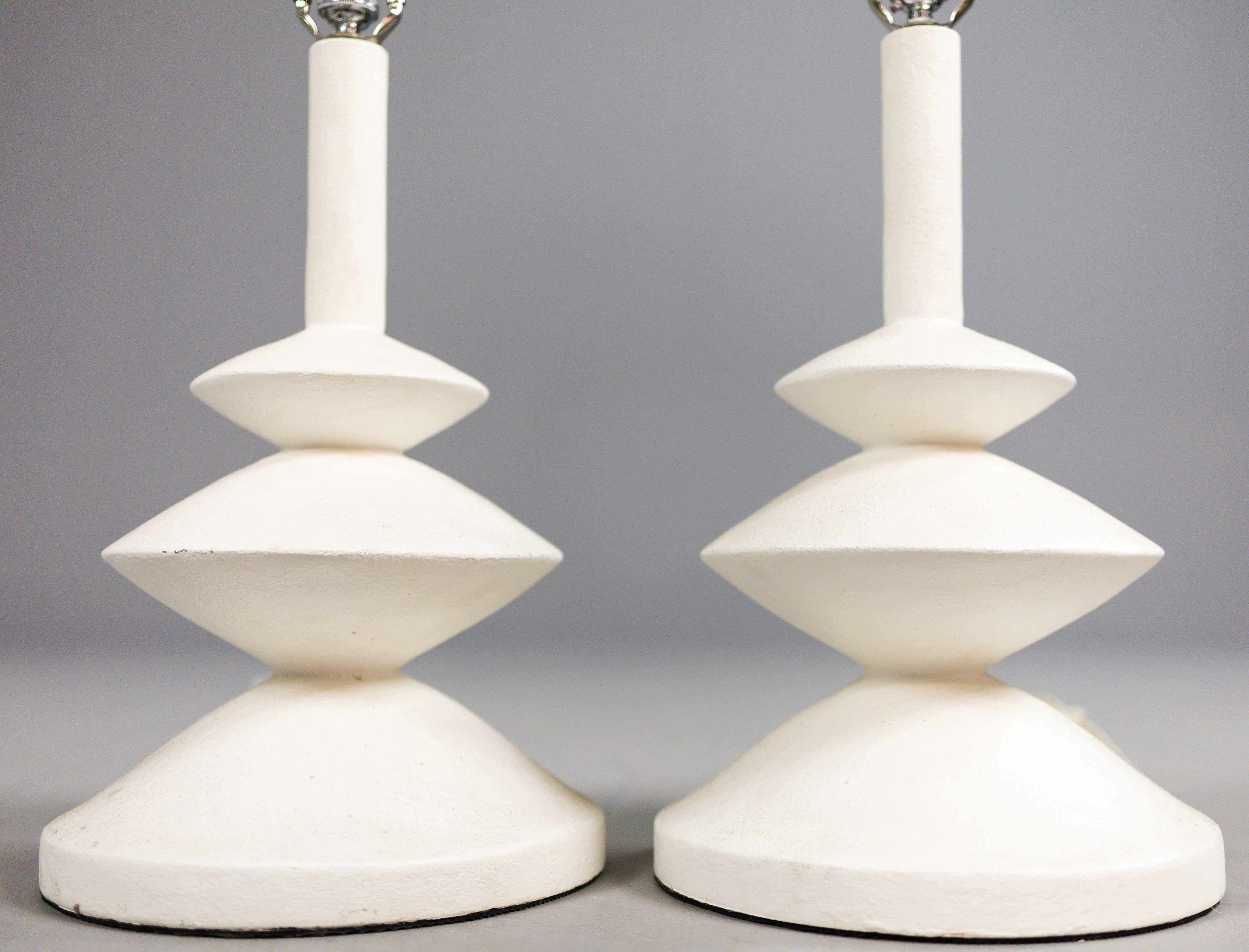 Mid-Century moderno Coppia di lampade in gesso in stile Alberto Giacometti e Jean-Michel Frank Francia 1970 in vendita