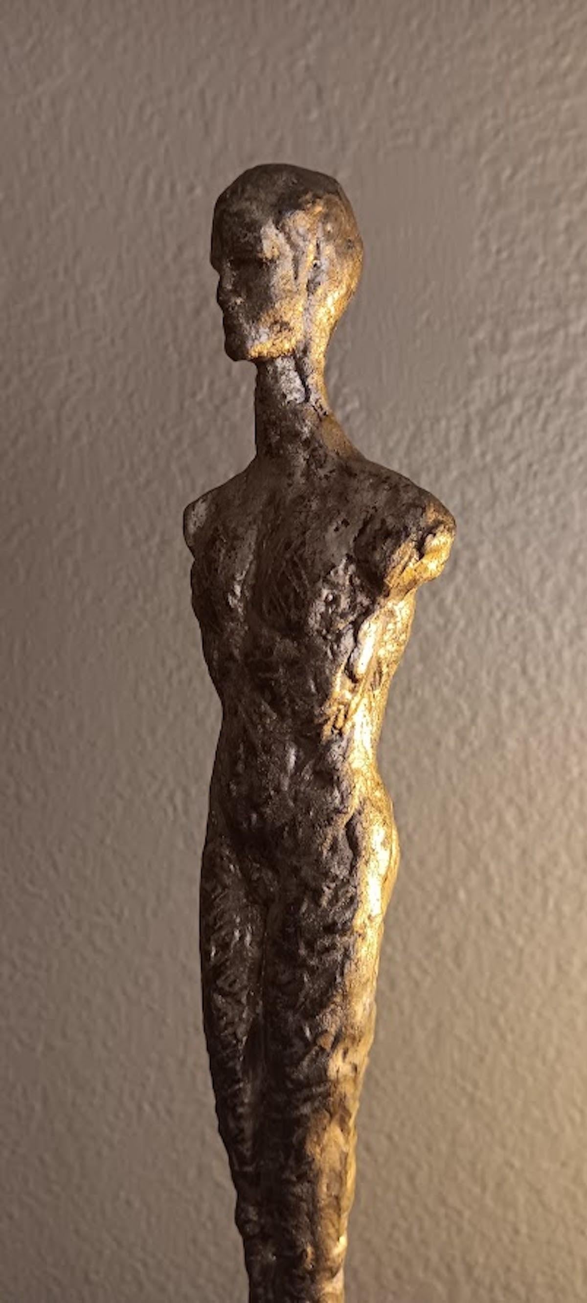 Nach Alberto Giacometti, Mann stehend, Bronzefigur im Angebot 2