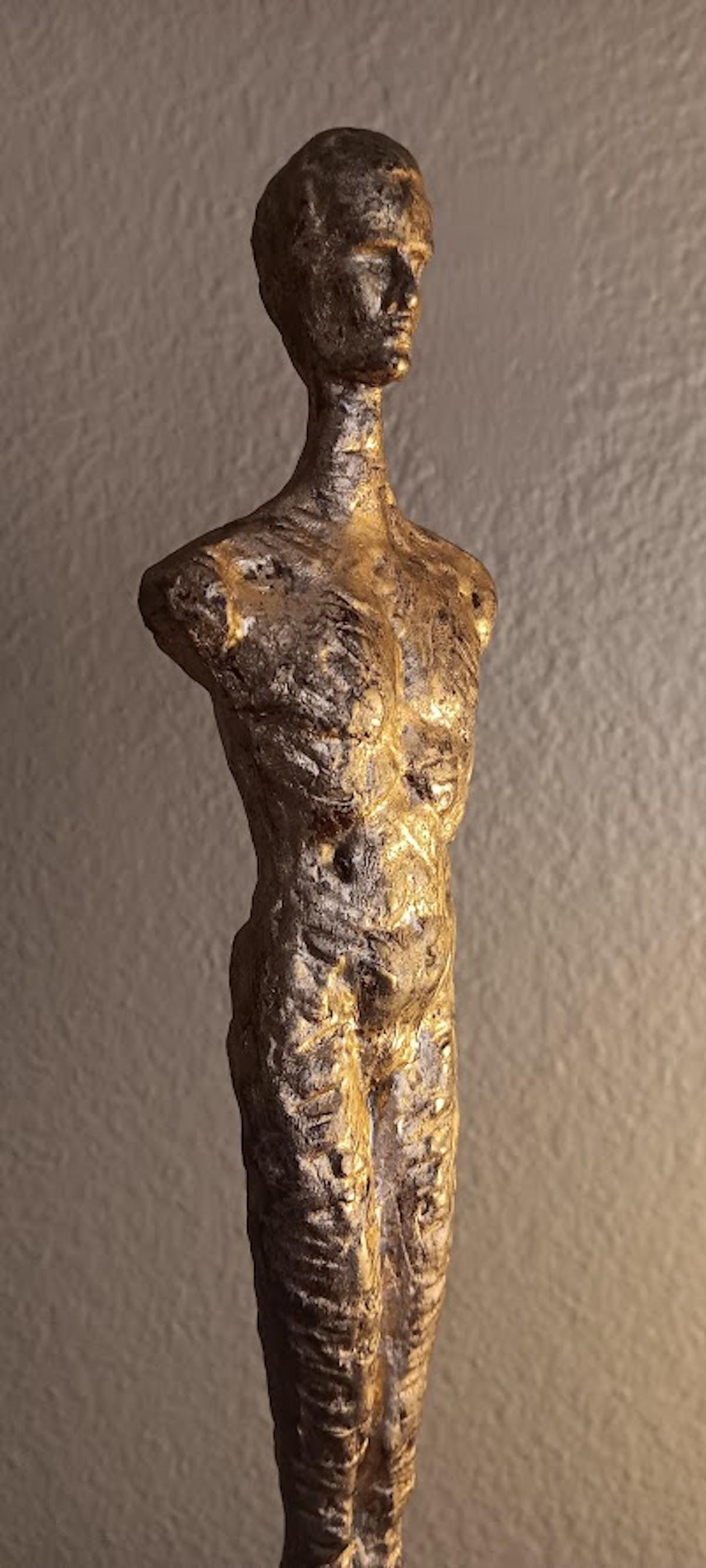 Nach Alberto Giacometti, Mann stehend, Bronzefigur im Angebot 3
