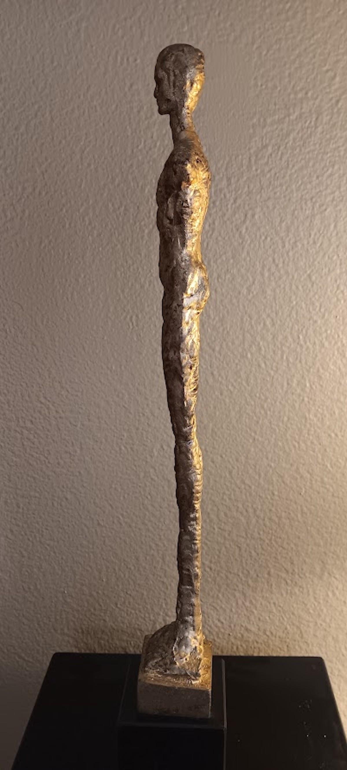 Nach Alberto Giacometti, Mann stehend, Bronzefigur im Angebot 6