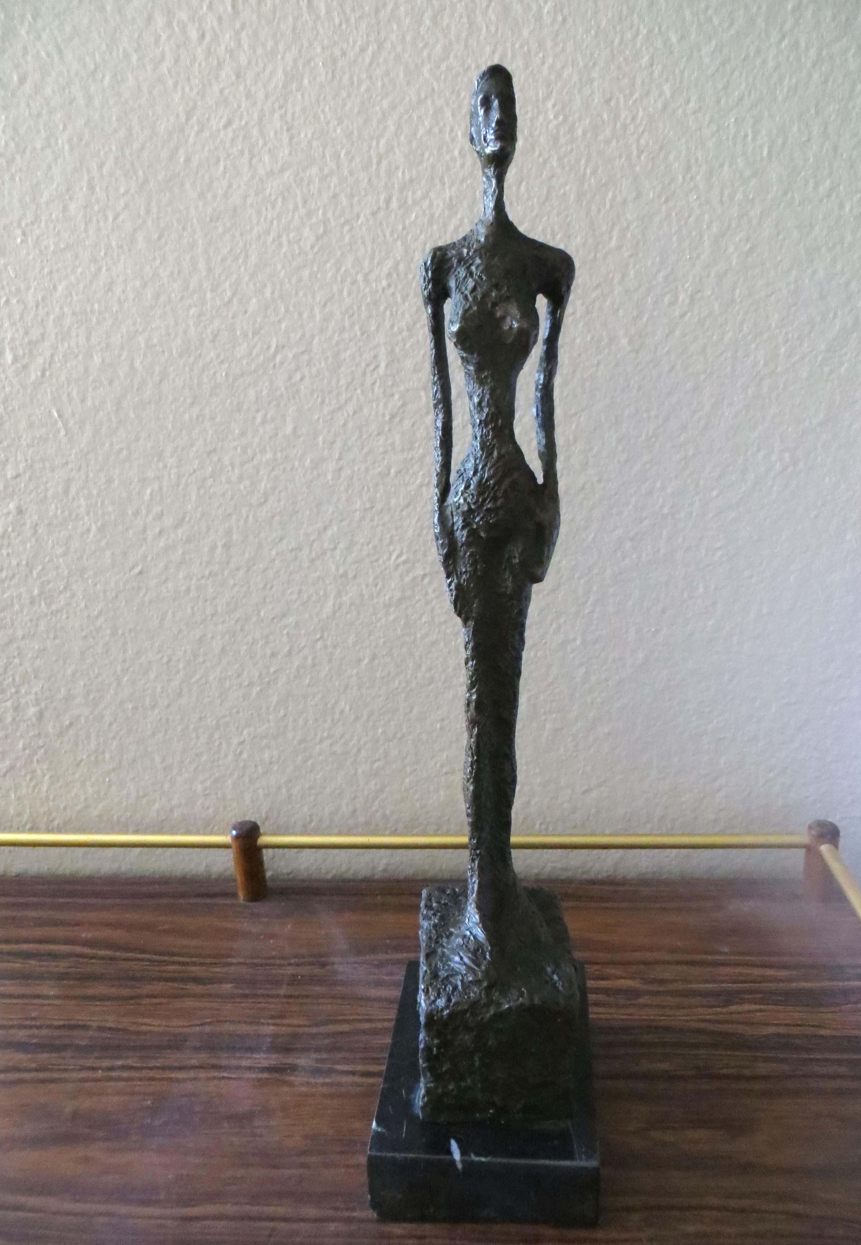 Moderno  copia bronzo con marrone  scultura figurata in patina, dopo  Alberto Giacometti (svizzero, 1901-1966),  firmata, raffigurante figure astratte di nudi maschili, con finitura dorata in pacchi, in piedi su un basamento di granito nero.
Le