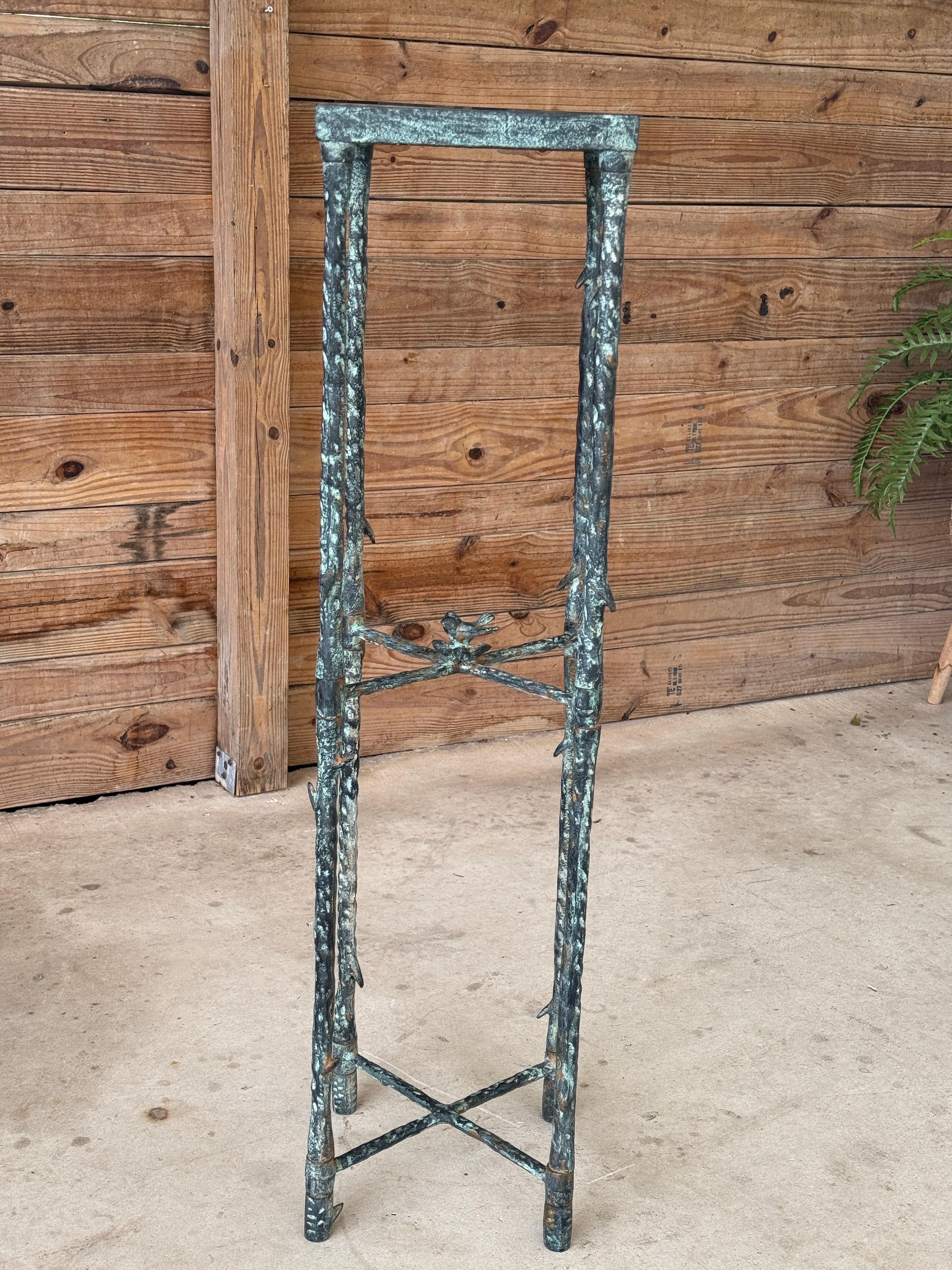 Piantana in metallo Faux Bois in stile Alberto Giacometti con patina di Verdigris in vendita 3