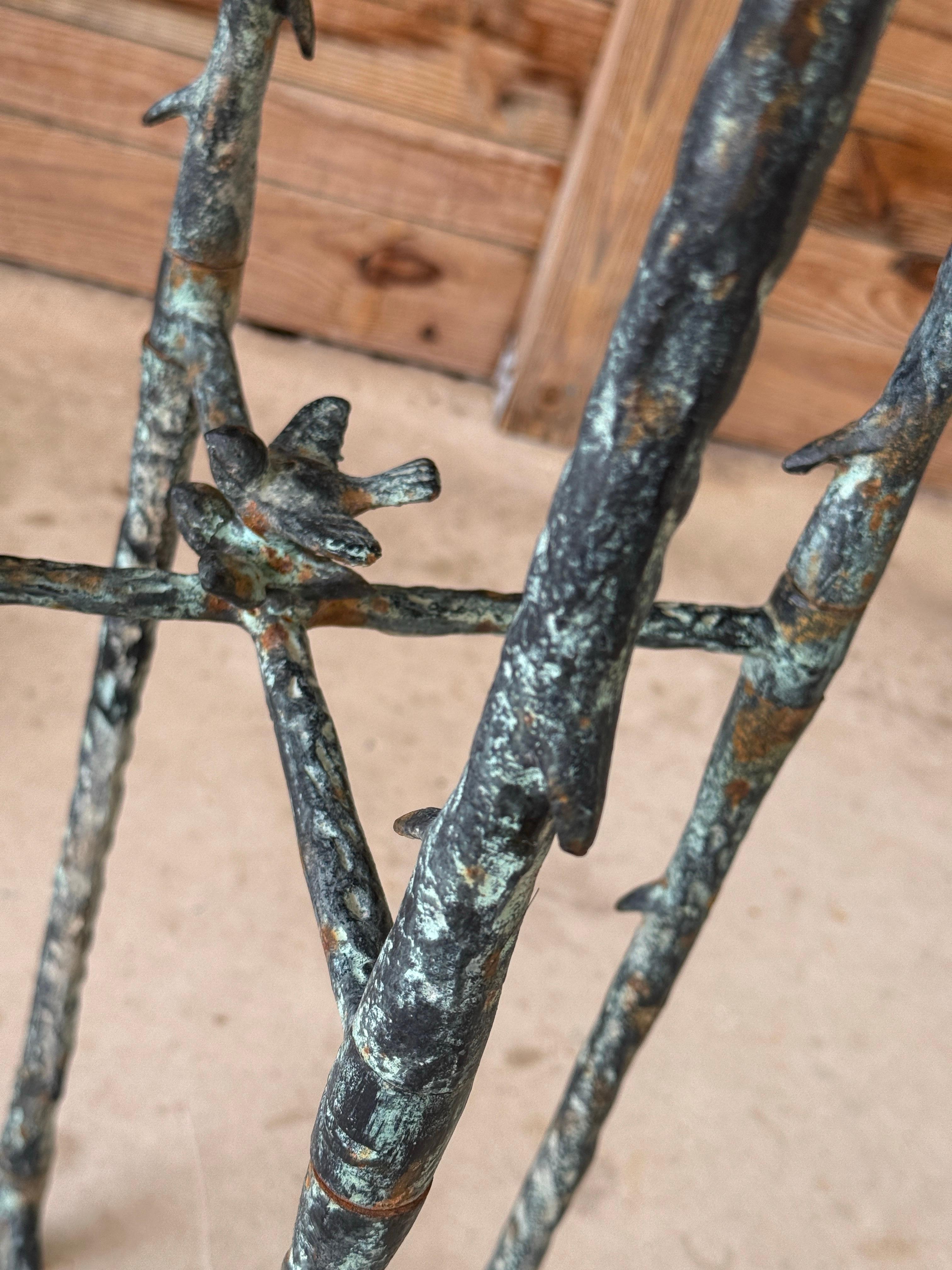 Piantana in metallo Faux Bois in stile Alberto Giacometti con patina di Verdigris in vendita 4
