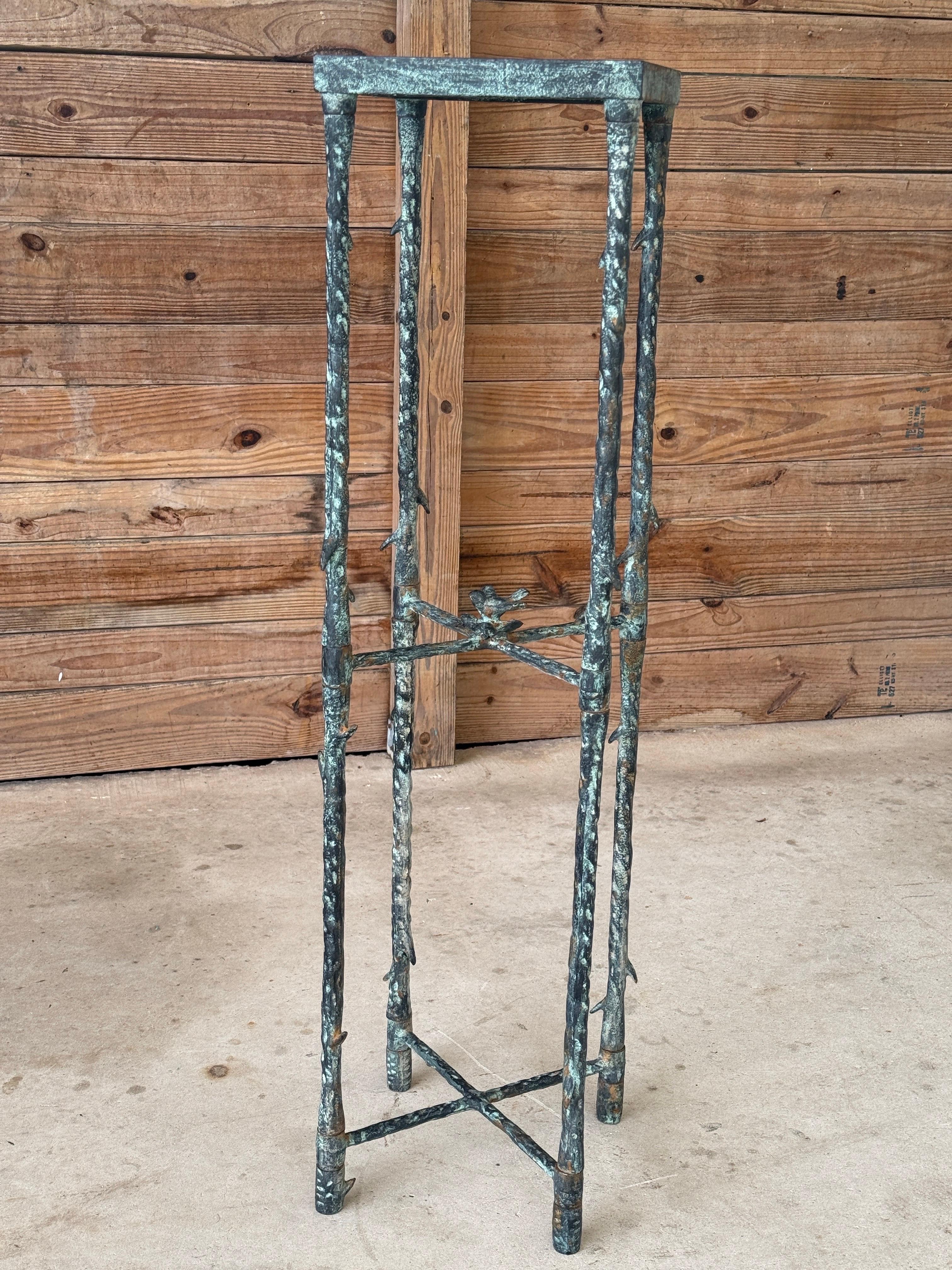 Piantana in metallo Faux Bois in stile Alberto Giacometti con patina di Verdigris in vendita 5