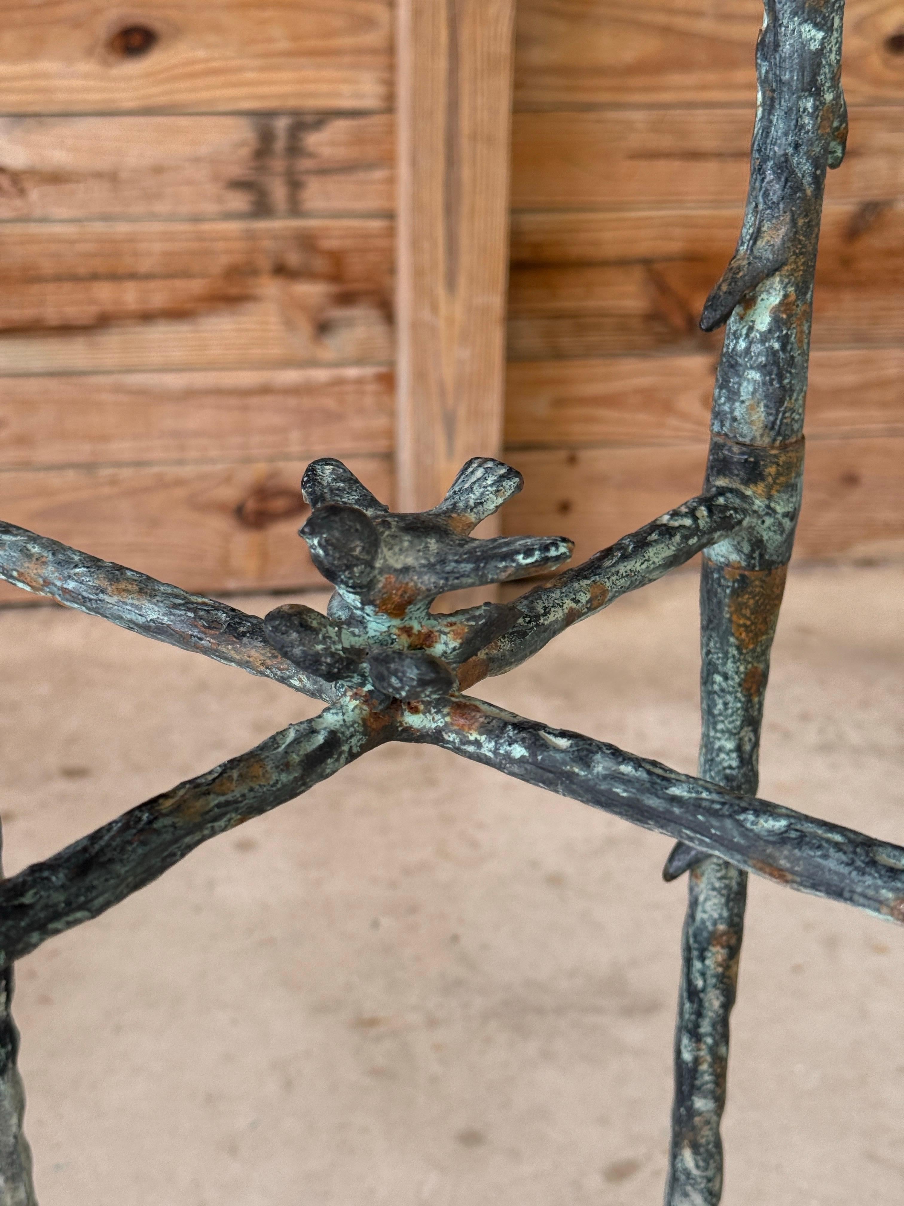 Regency Piantana in metallo Faux Bois in stile Alberto Giacometti con patina di Verdigris in vendita