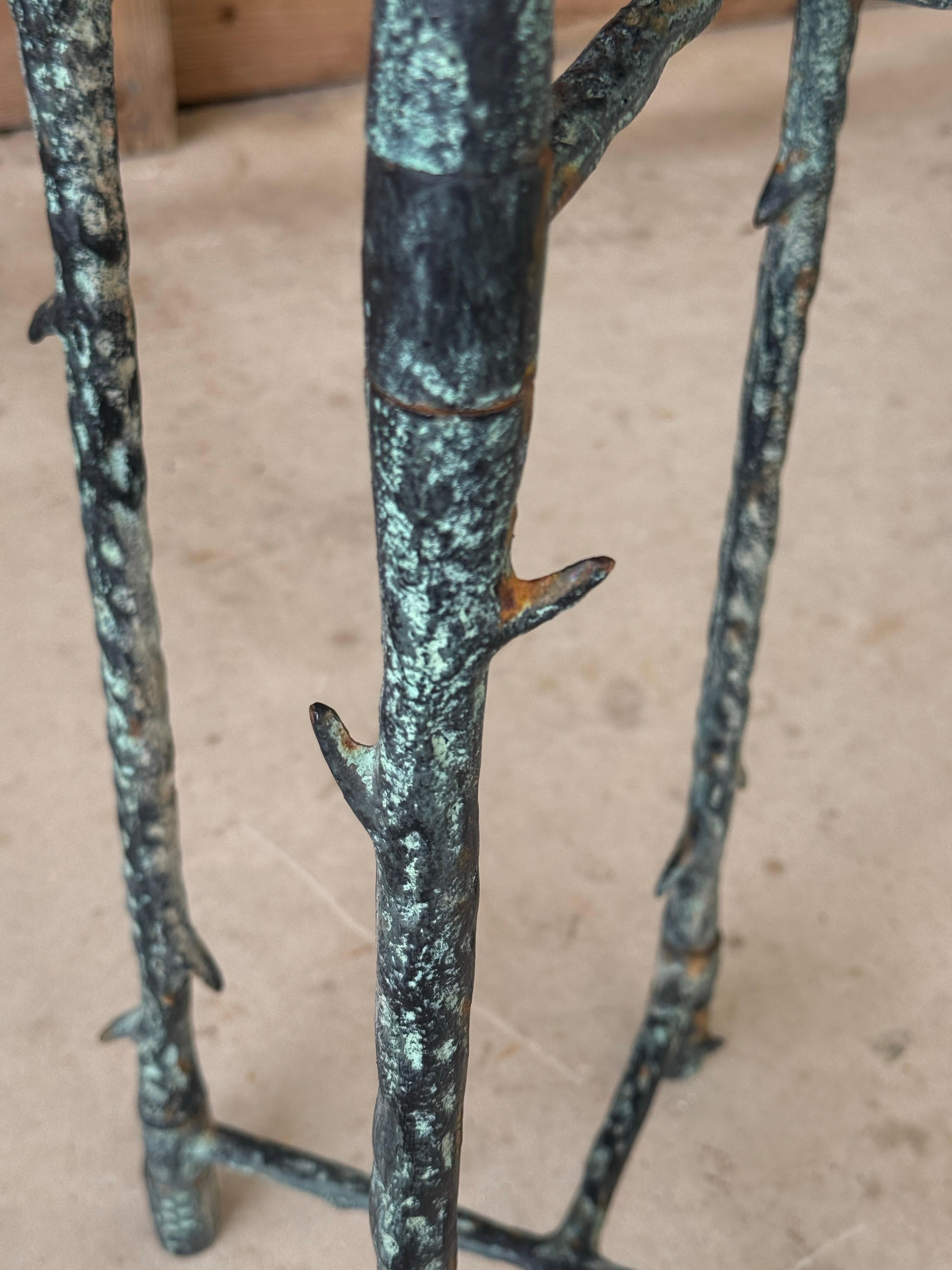 Fatto a mano Piantana in metallo Faux Bois in stile Alberto Giacometti con patina di Verdigris in vendita