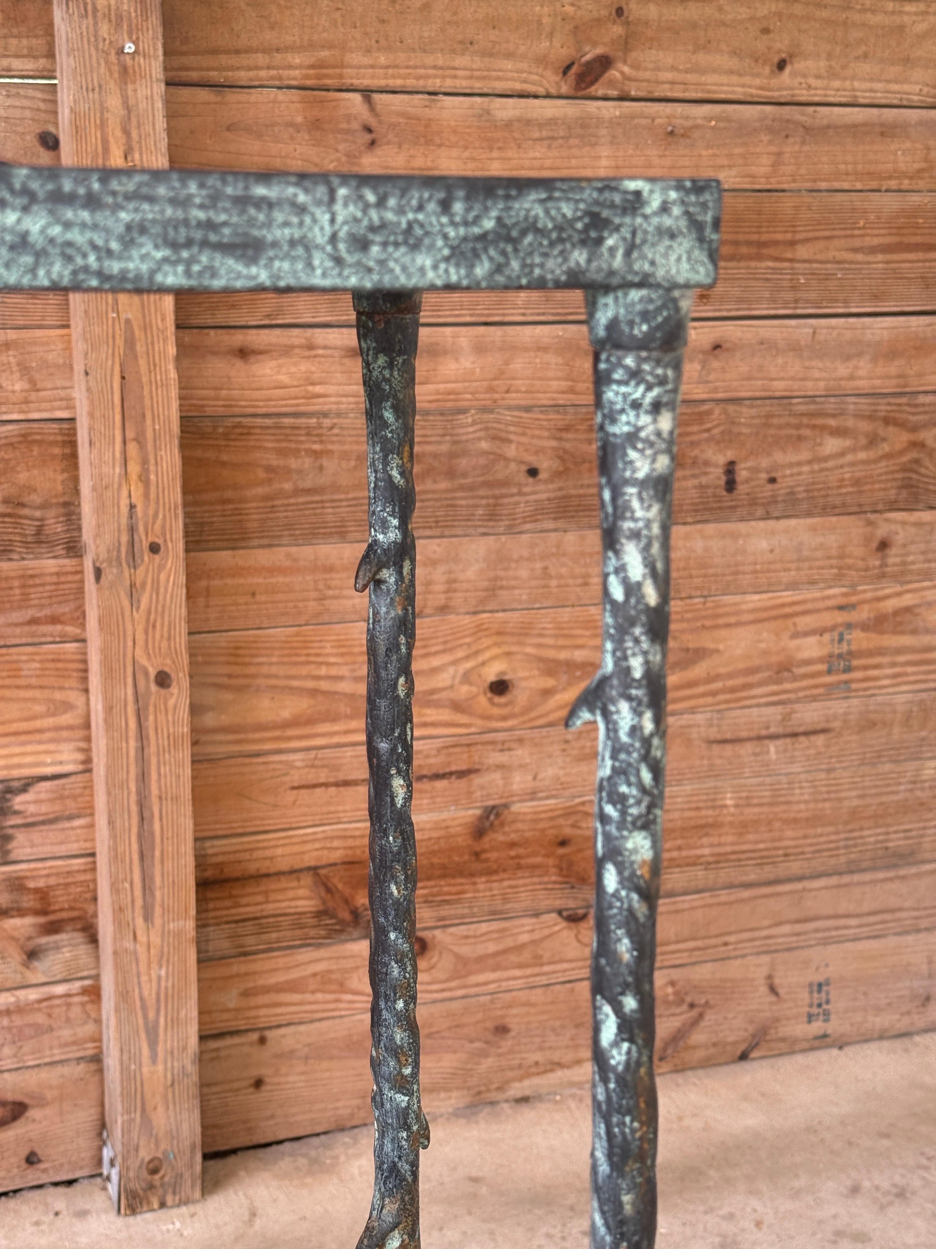 Piantana in metallo Faux Bois in stile Alberto Giacometti con patina di Verdigris In condizioni buone in vendita a North Fort Myers, FL