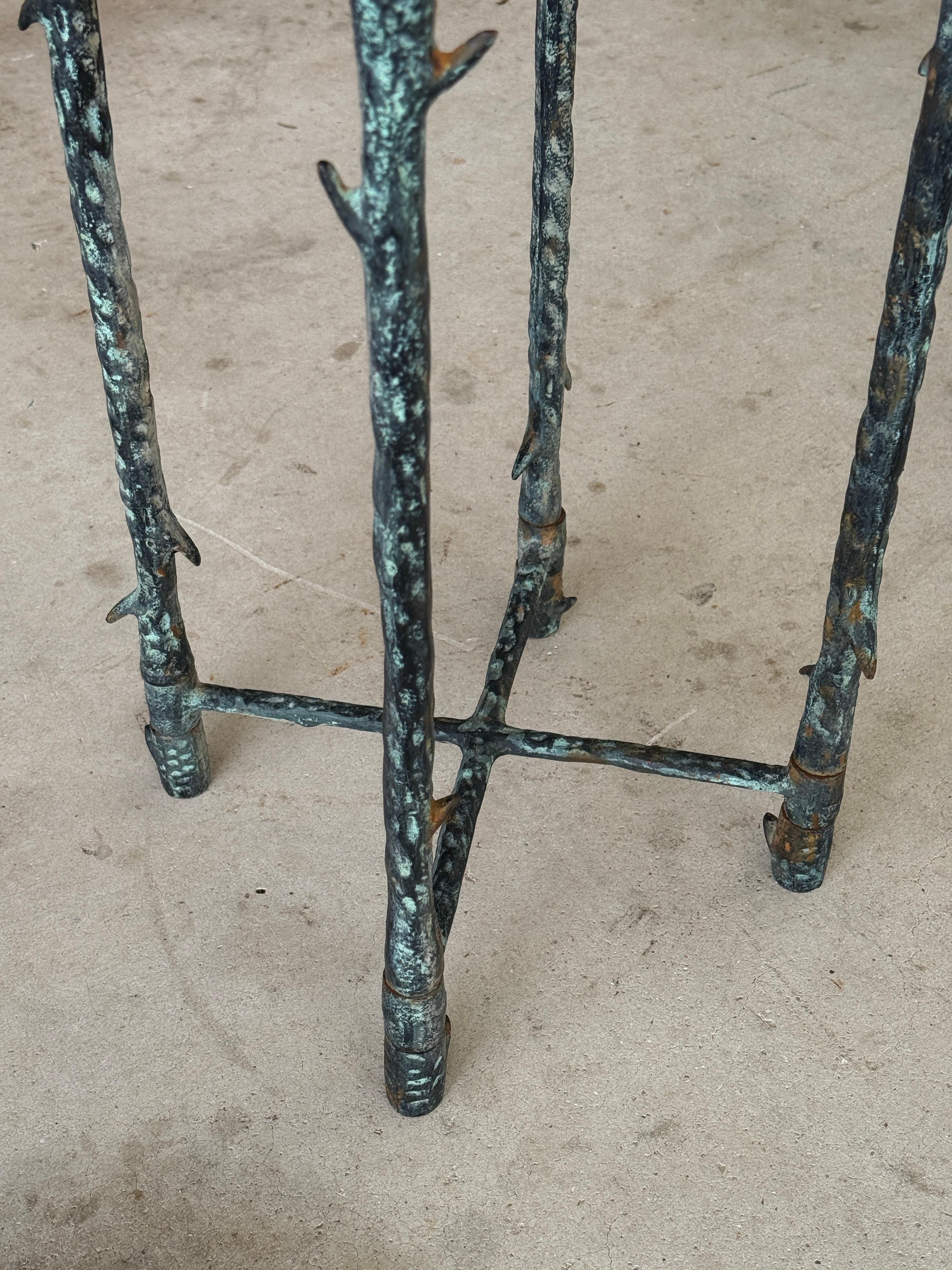 XX secolo Piantana in metallo Faux Bois in stile Alberto Giacometti con patina di Verdigris in vendita