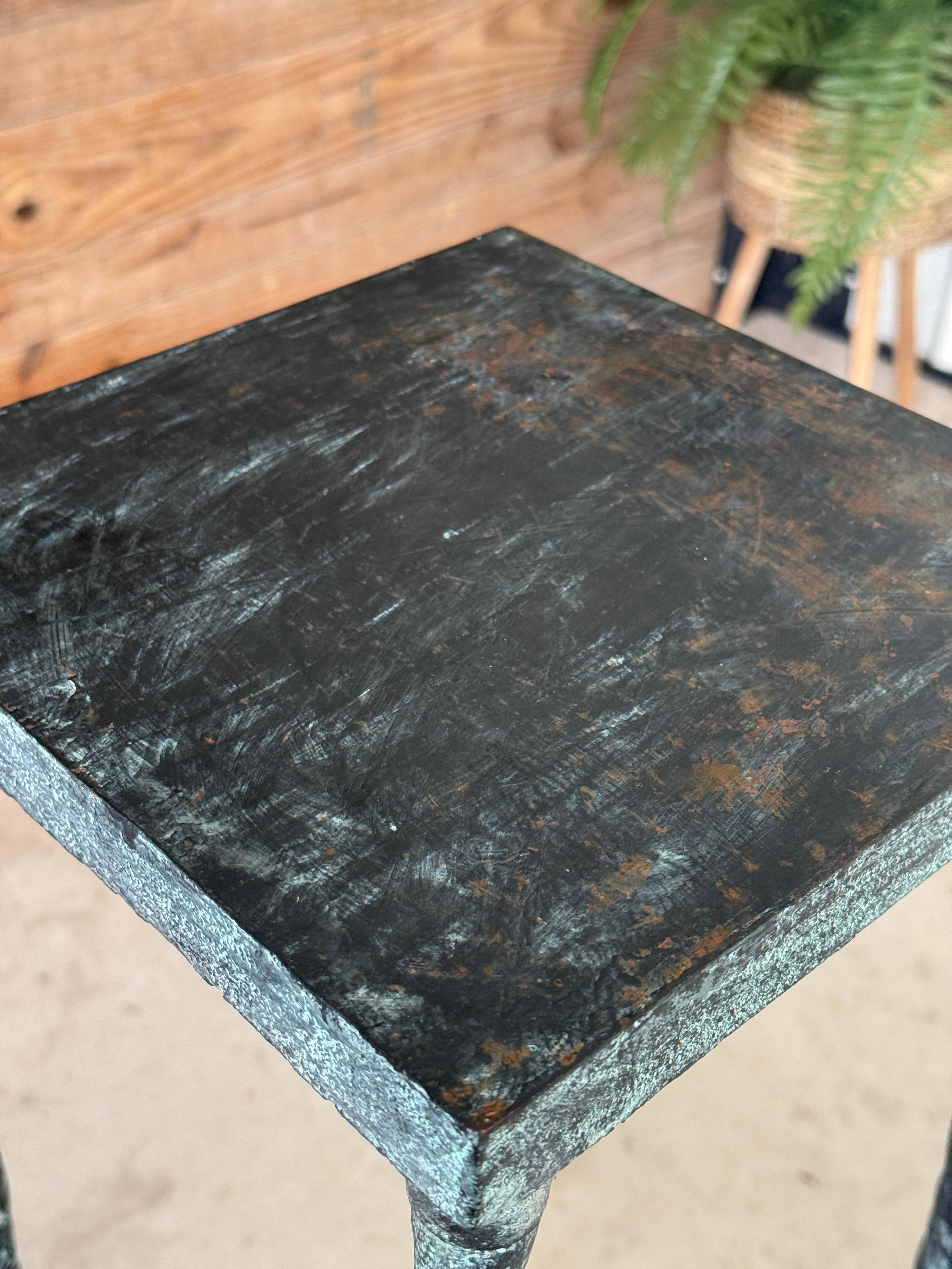 Metallo Piantana in metallo Faux Bois in stile Alberto Giacometti con patina di Verdigris in vendita