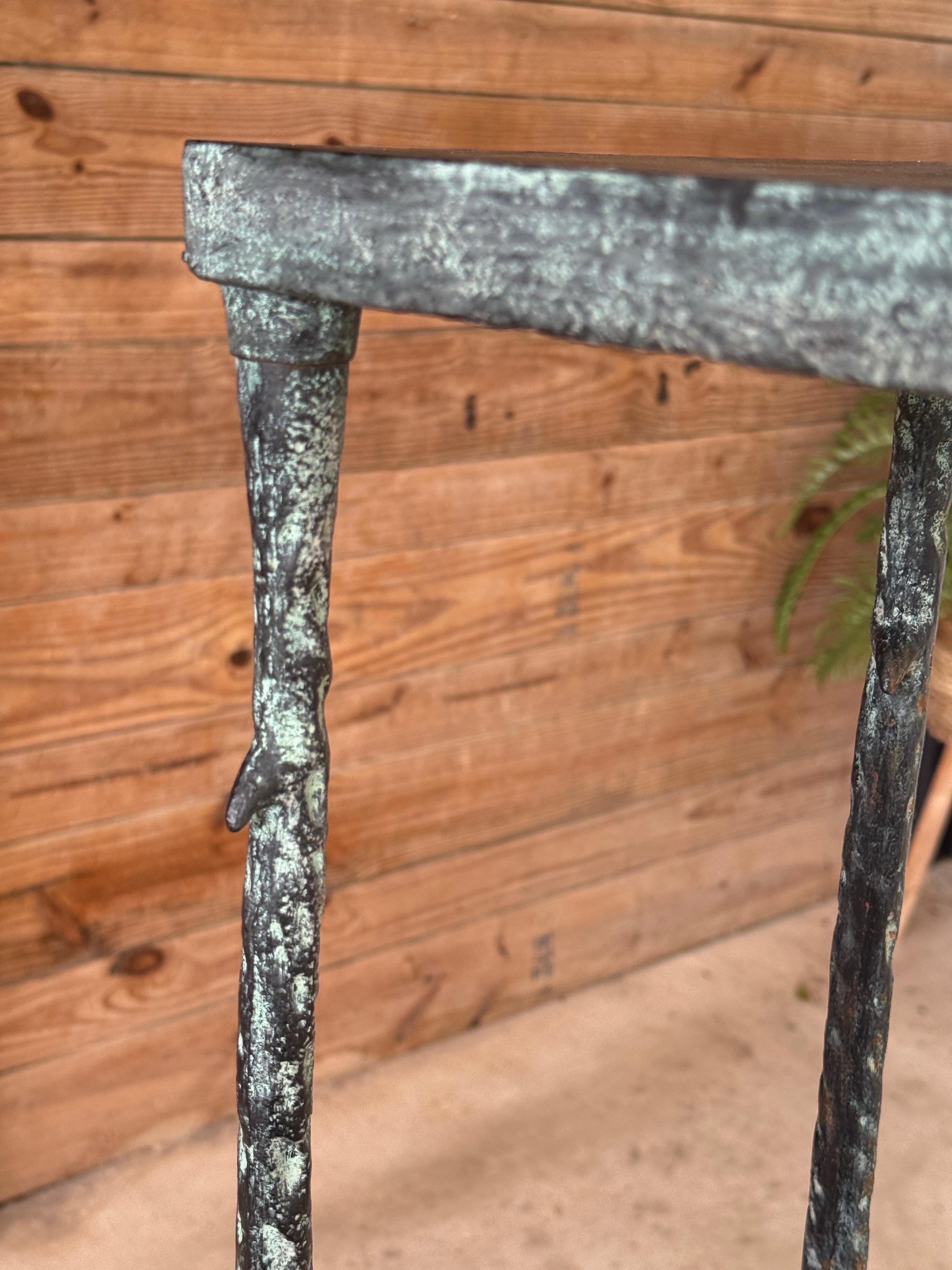 Piantana in metallo Faux Bois in stile Alberto Giacometti con patina di Verdigris in vendita 1