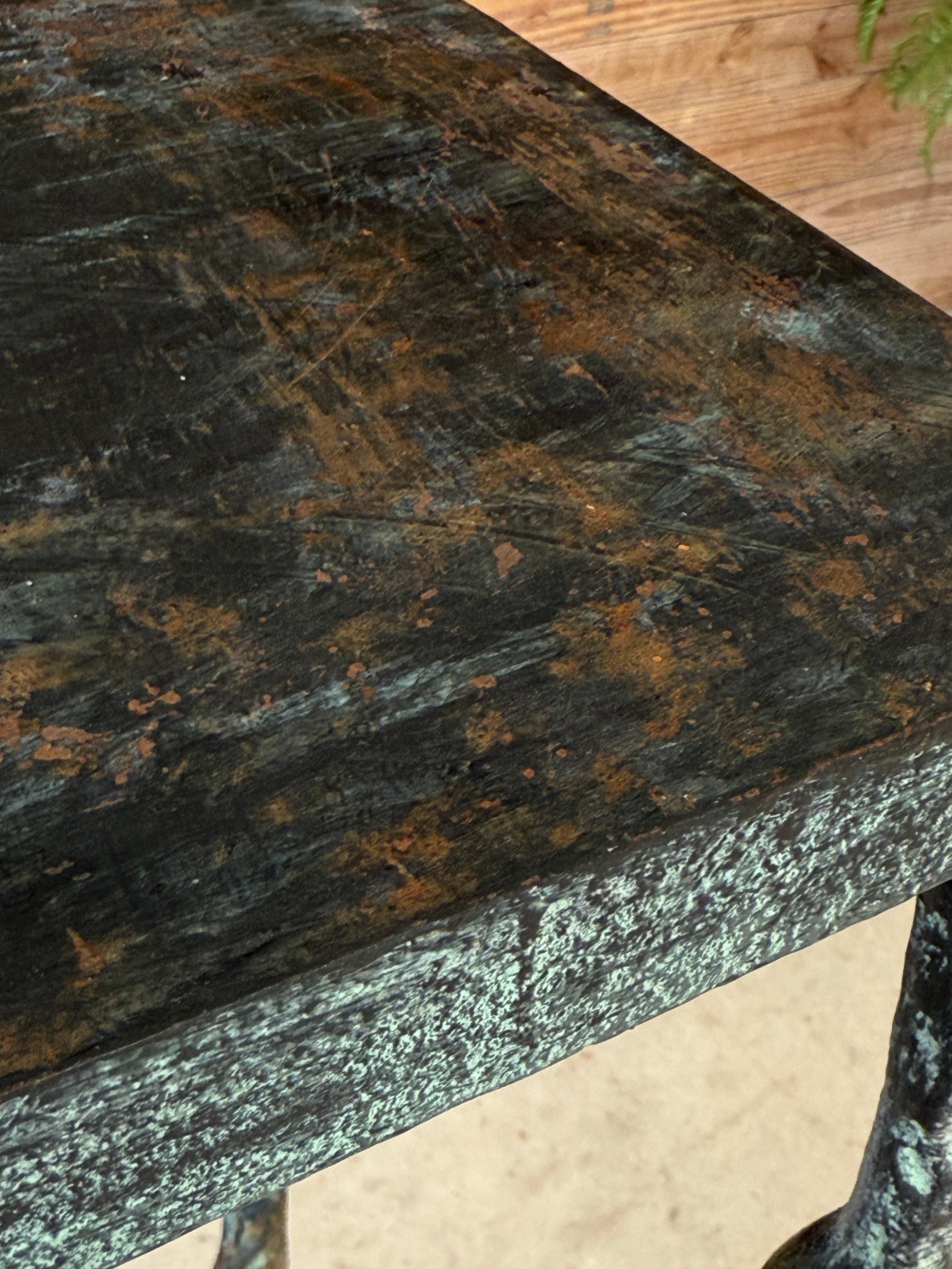 Piantana in metallo Faux Bois in stile Alberto Giacometti con patina di Verdigris in vendita 2