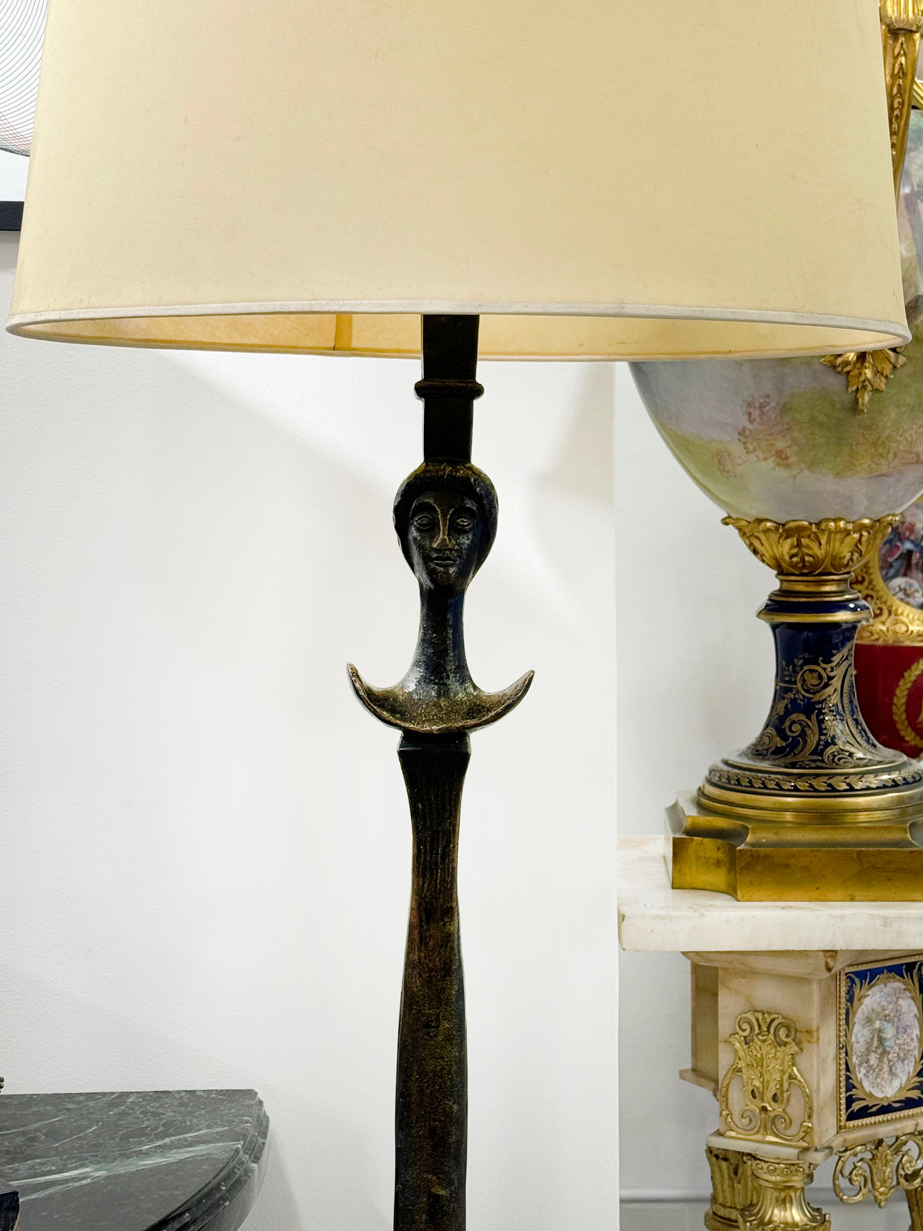 Alberto Giacommeti Stehlampe, 1920er Jahre
Dies ist eine der bekanntesten Stehlampen der Welt, eine exzellente Reproduktion der Figuren-Stehlampe nach Alberto Giacometti. Patinierte Bronze, in ausgezeichnetem Zustand. Abmessungen: H 145cm (Bronze)