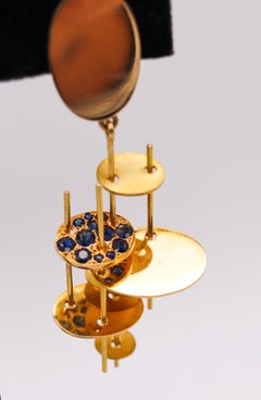Alberto Giorgi Italia 1970 Orecchino scultoreo a goccia in oro giallo 18Kt Zaffiro blu