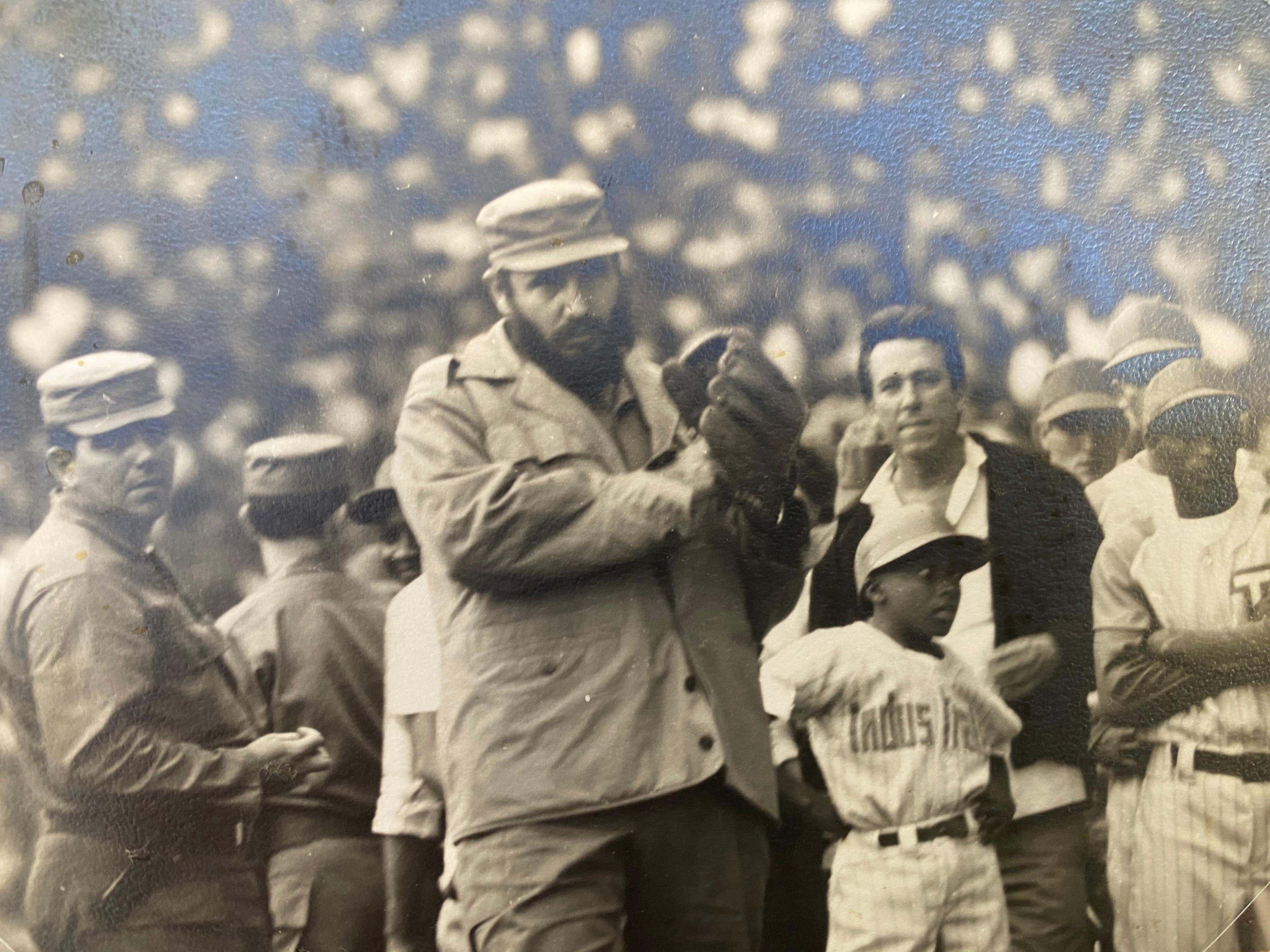 Alberto Korda „Fidel Castro spielt Baseball“  Kuba 1970 im Angebot 1