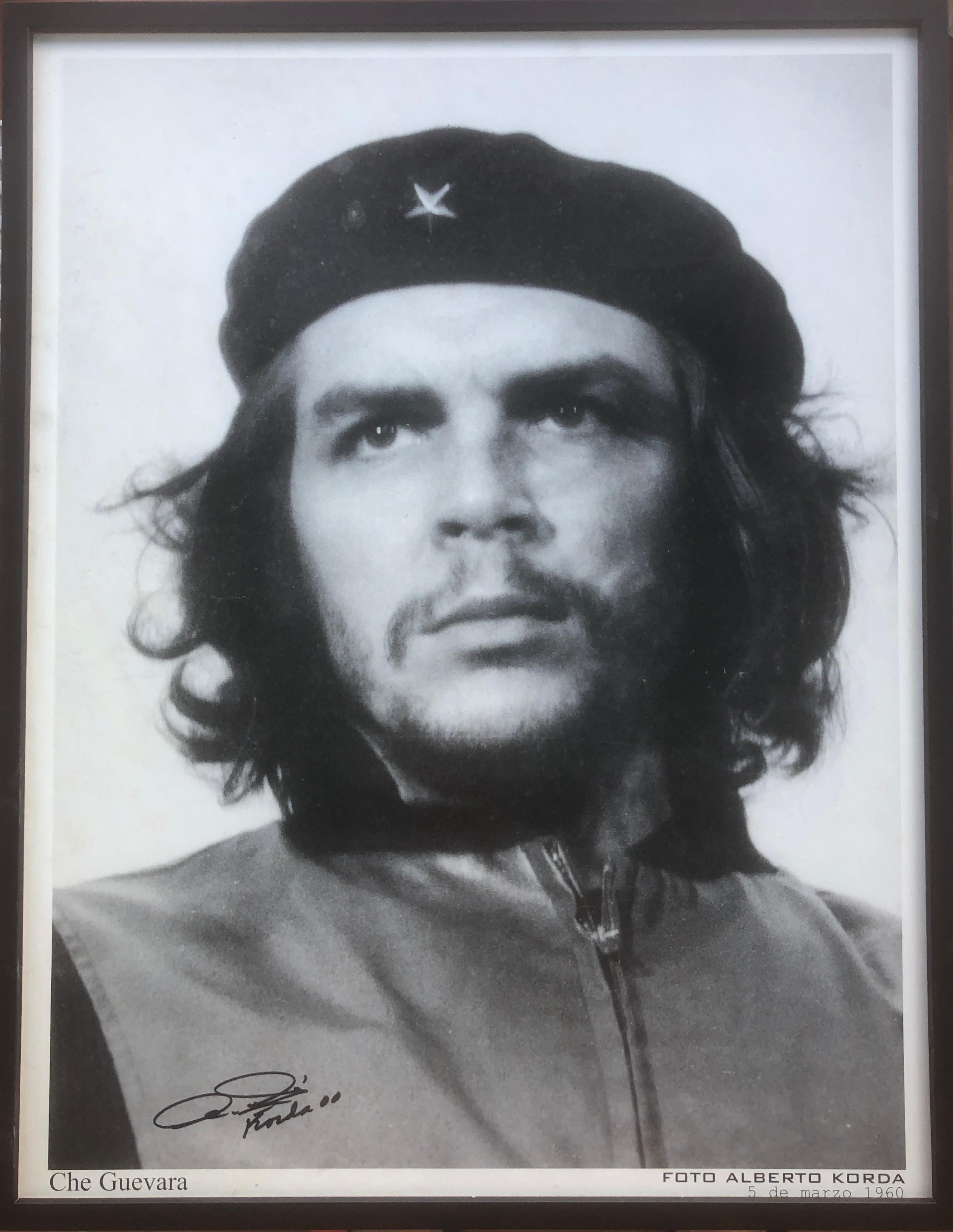 Guerillero Heroico Che Guevara hand signed photograph certified - Photograph by Alberto Korda