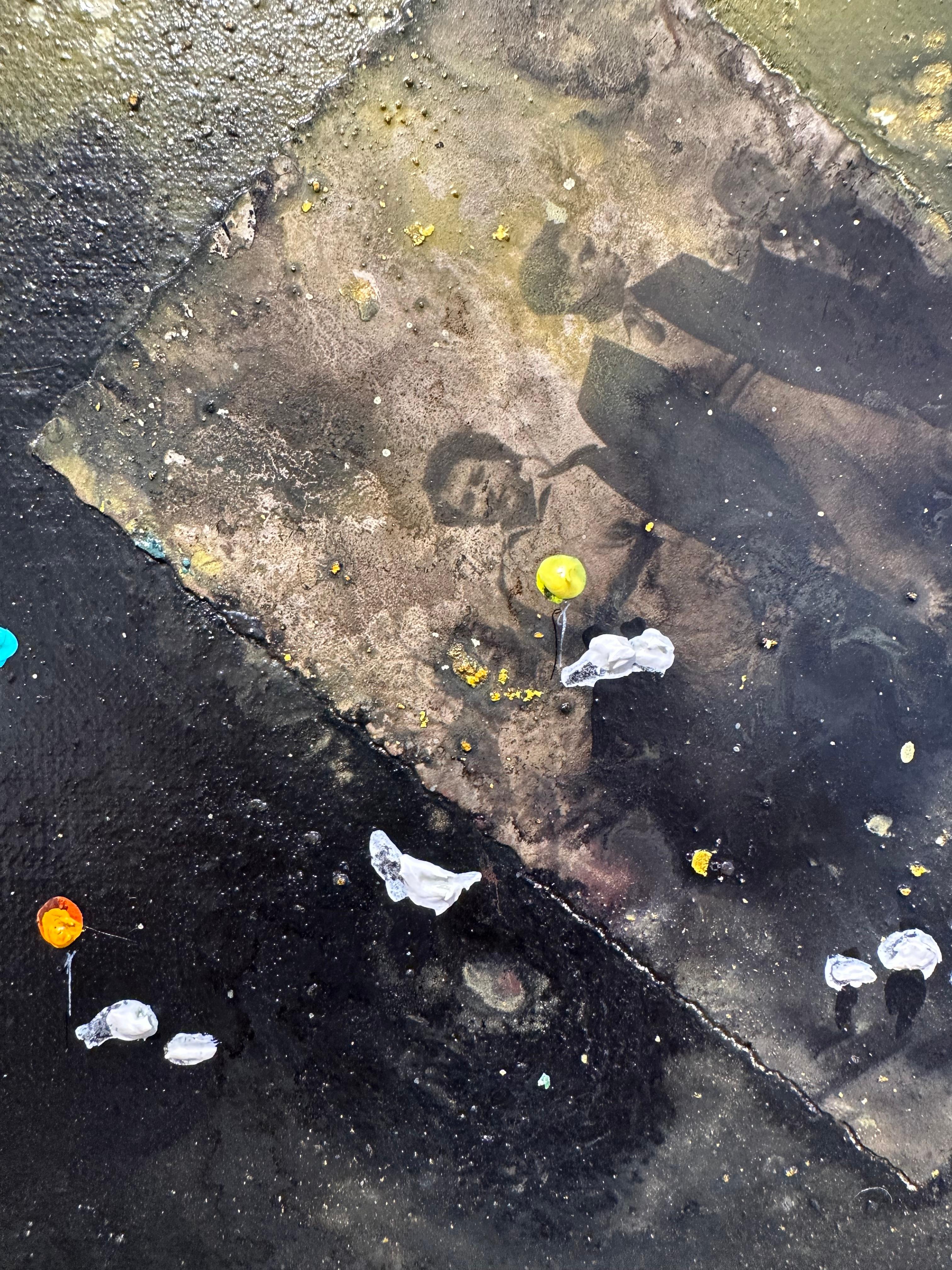 Ahaztuak IV, 2025
130 x 60 cm senza cornice

Quest'opera astratta evoca un paesaggio caotico e dinamico. I toni scuri si fondono con le esplosioni di giallo oro, creando un'atmosfera di intensità e contrasto. Le pennellate sparse ricordano una