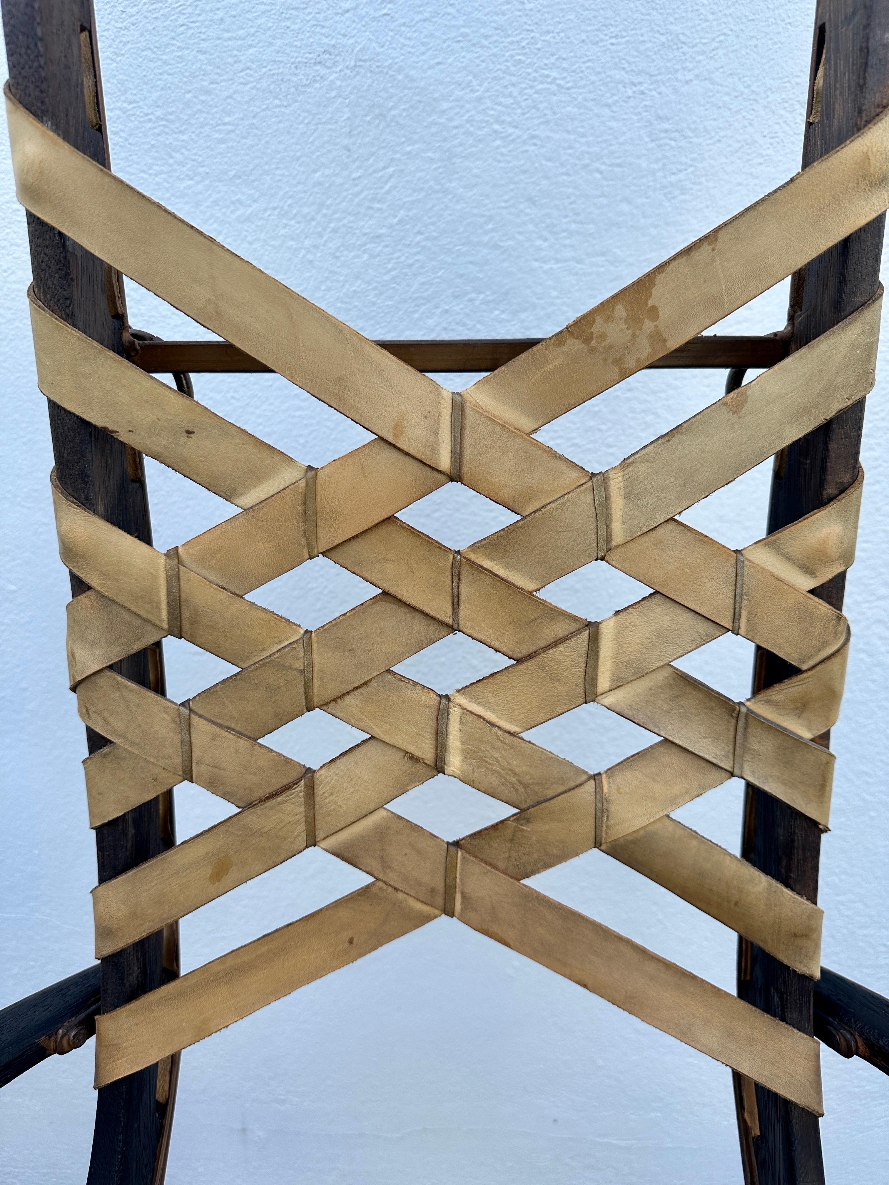 Ces fauteuils étonnamment conçus par Alberto Marconetti sont composés de chêne, de fer peint et de sangles en cuir. Le dossier est en cuir tressé, les cadres en fer peint et les boucles et accents en fer sont partout. Ils sont modernes, mais