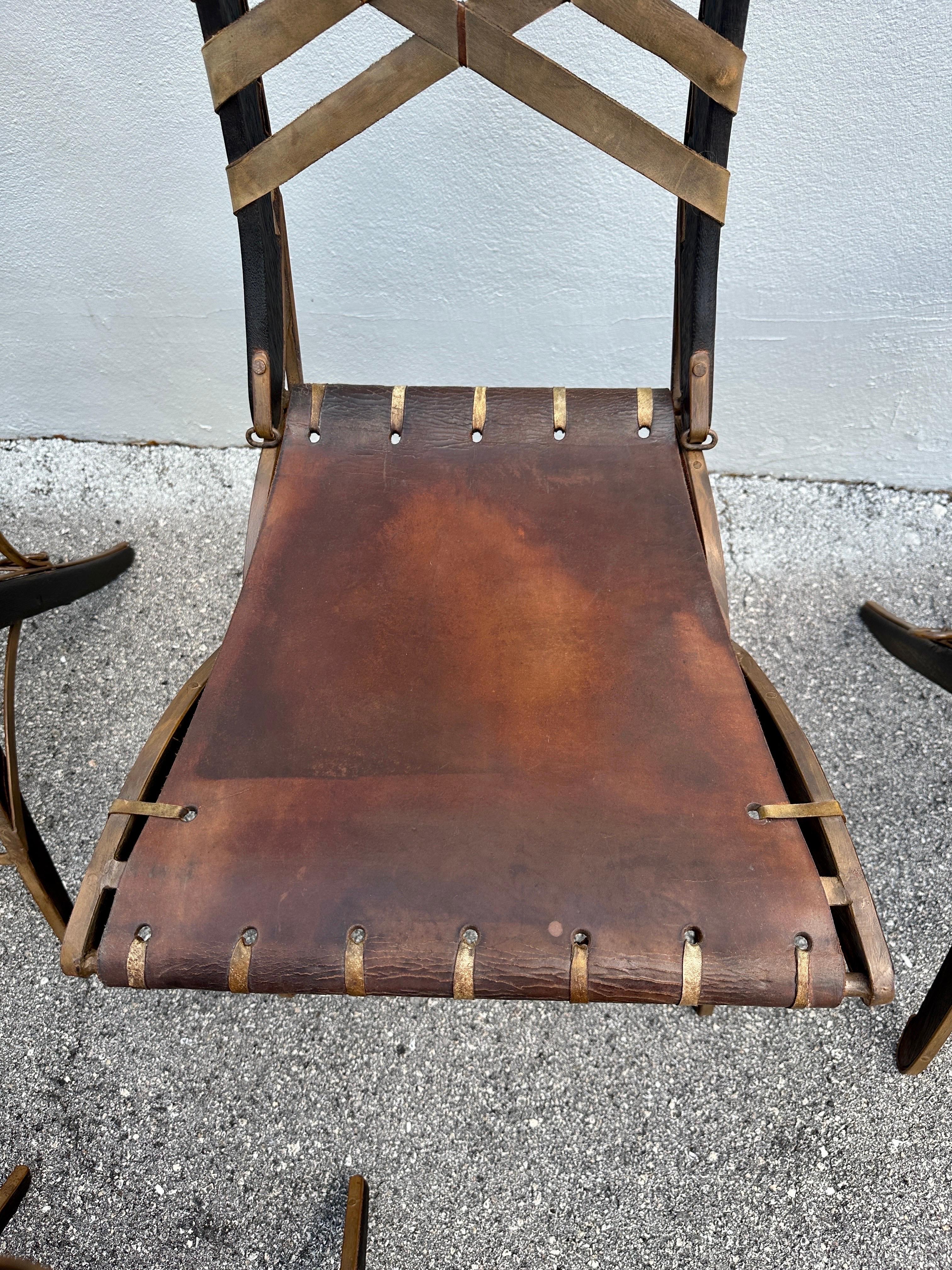 Hinweis: Der Preis gilt für das gesamte Set von 12 Stühlen. Diese von Alberto Marconetti entworfenen Stühle bestehen aus Eichenholz, lackiertem Eisen und Lederbändern. Korbgeflecht an der Rückenlehne, lackierte Eisenrahmen und Eisenschlaufen und