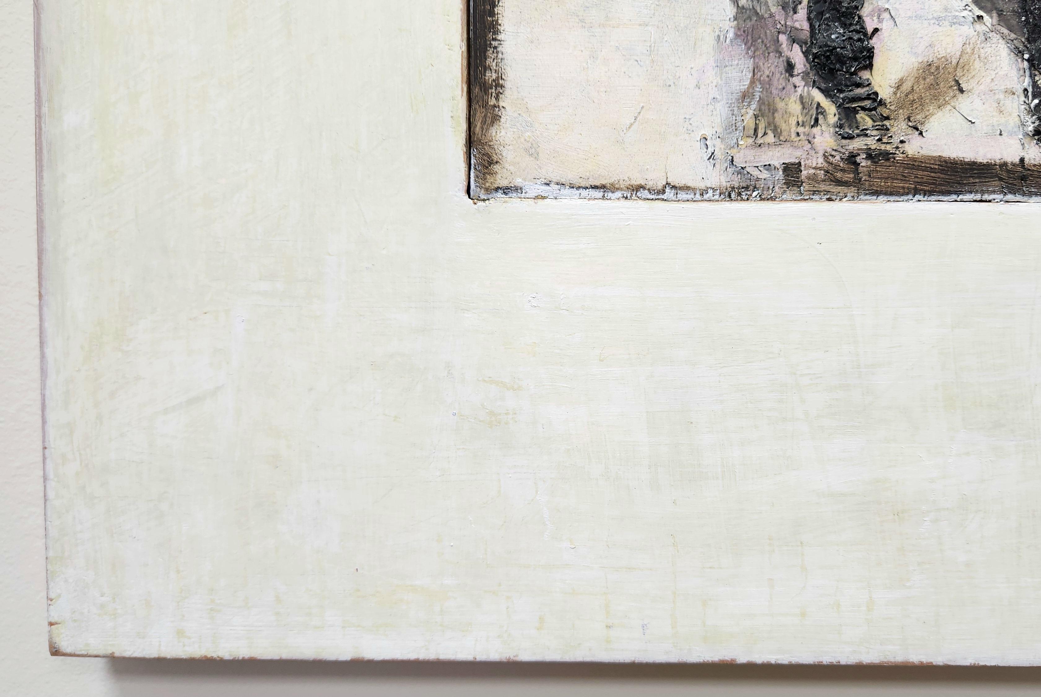 Un piccolo pezzo di masonite incastonato nel legno, che l'artista ha dipinto e concepito come parte della composizione. La vernice ondulata essiccata è applicata a una figura scura che emerge dal crepuscolo nei toni del bianco e del nero, conferendo