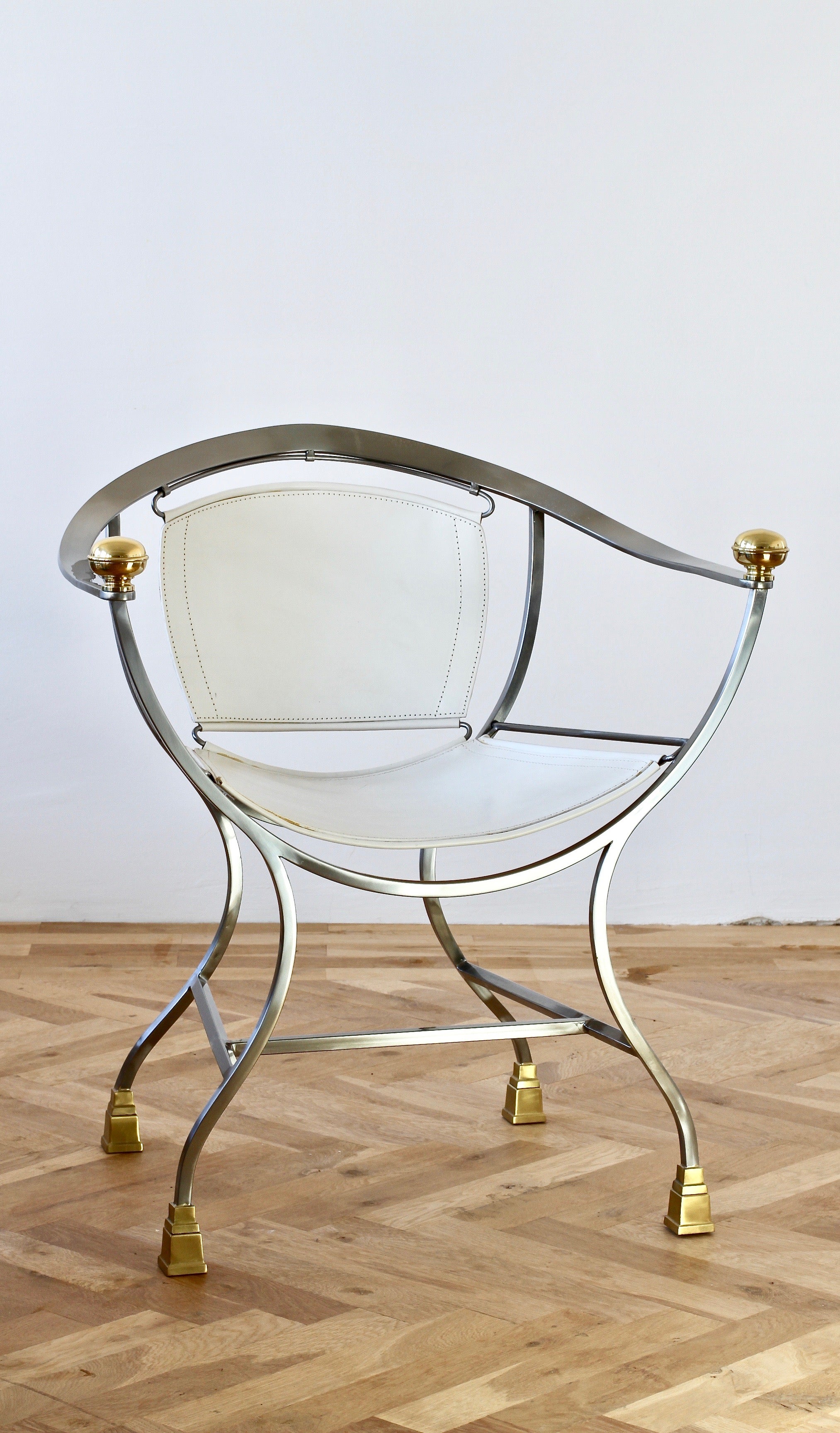 Rare fauteuil, siège de salle à manger ou chaise 'Pompeii' du designer italien Alberto Orlandi, datant de la fin des années 1970 et du début des années 1980. Fabriqué en Italie et doté de pieds et d'accoudoirs en acier poli et en laiton massif