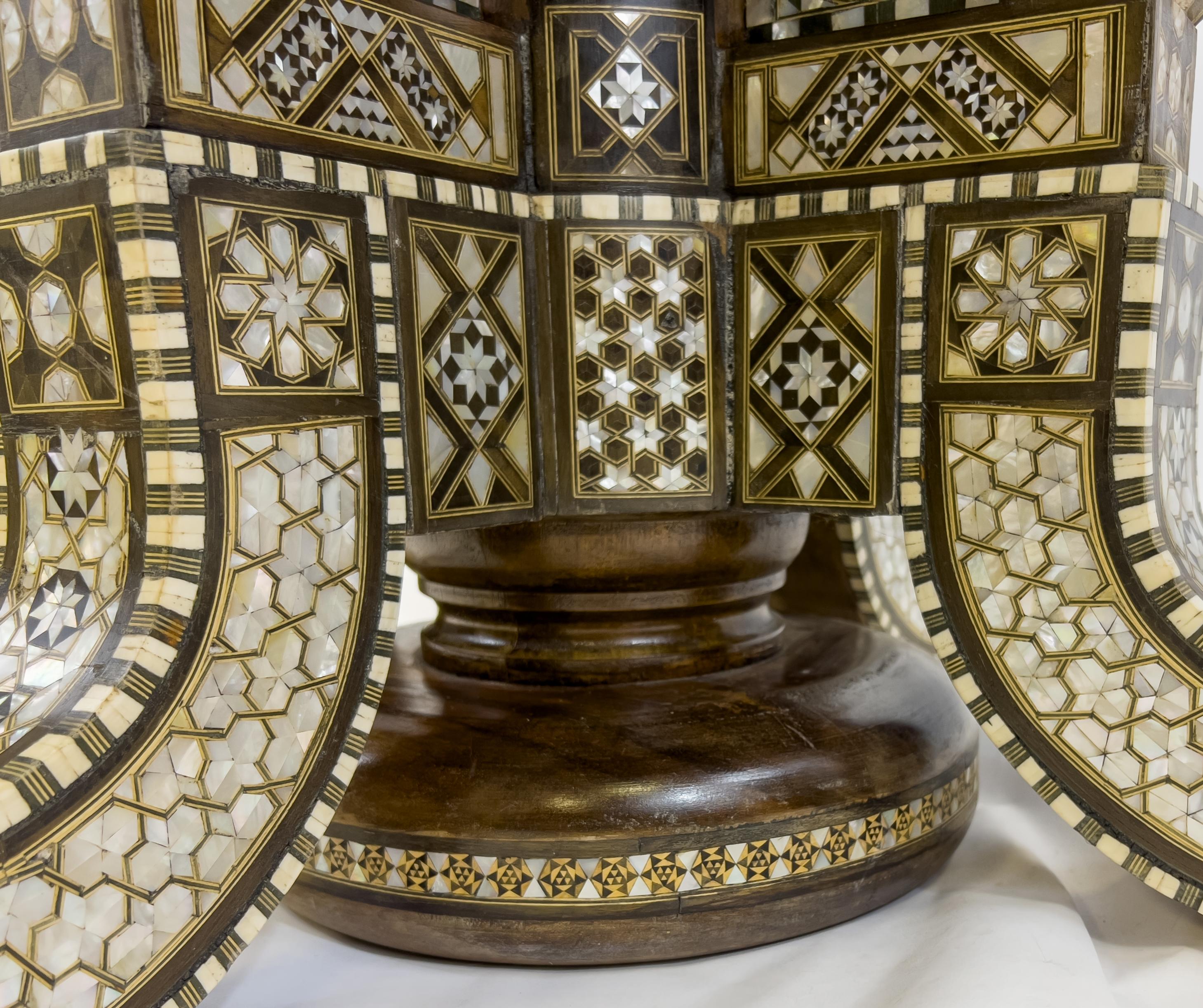 Syrien Table centrale/table de salle à manger ronde incrustée de nacre et d'os de style Alberto Pinto  en vente