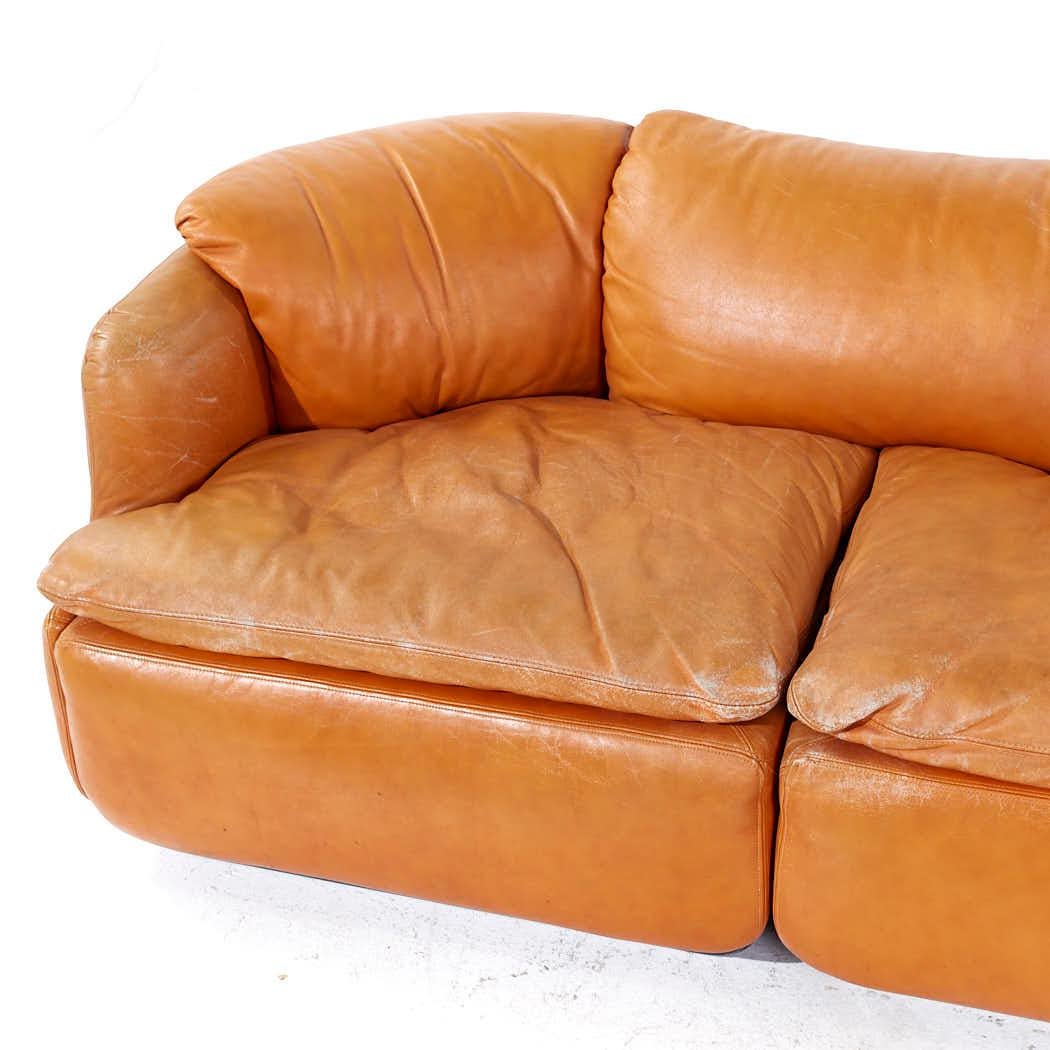 Alberto Roselli für Sapporiti Vertrautes italienisches Ledersofa aus der Mitte des Jahrhunderts im Angebot 1