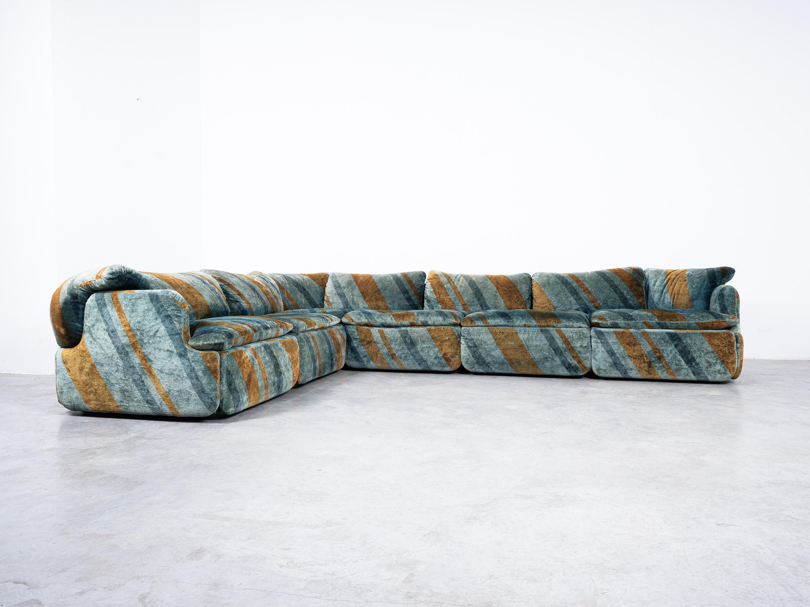 Sofa corner ensemble by Alberto Rosselli for Saporiti, “Confidential”, with an extraordinary original velvet upholstery, Italy, 1970. 
It comes with the extra cushions visible in the pictures.

Large freestanding sofa for a corner designed by