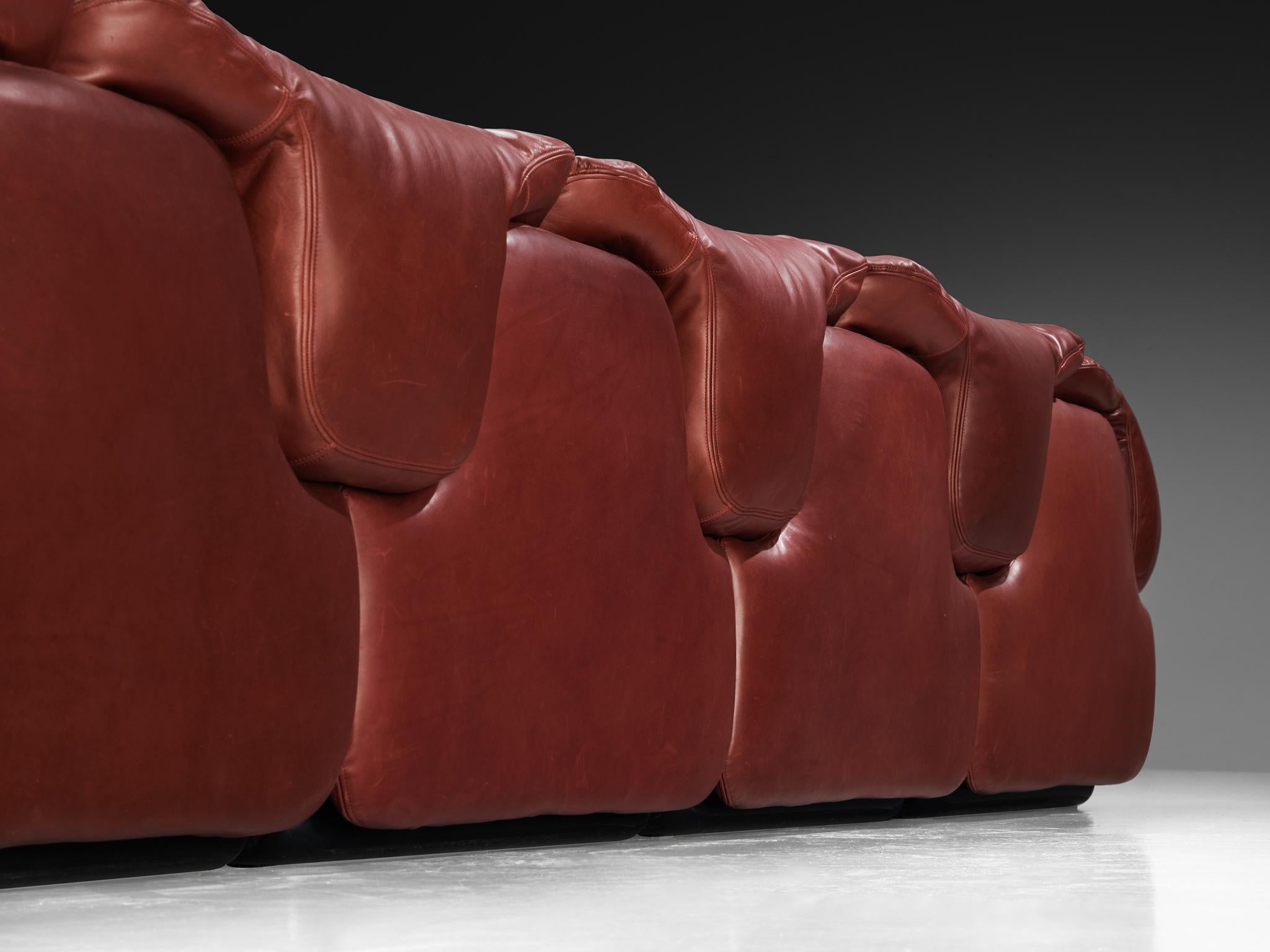 Postmoderne Alberto Rosselli pour Saporiti Confidential Corner Sofa rouge bourgogne en vente