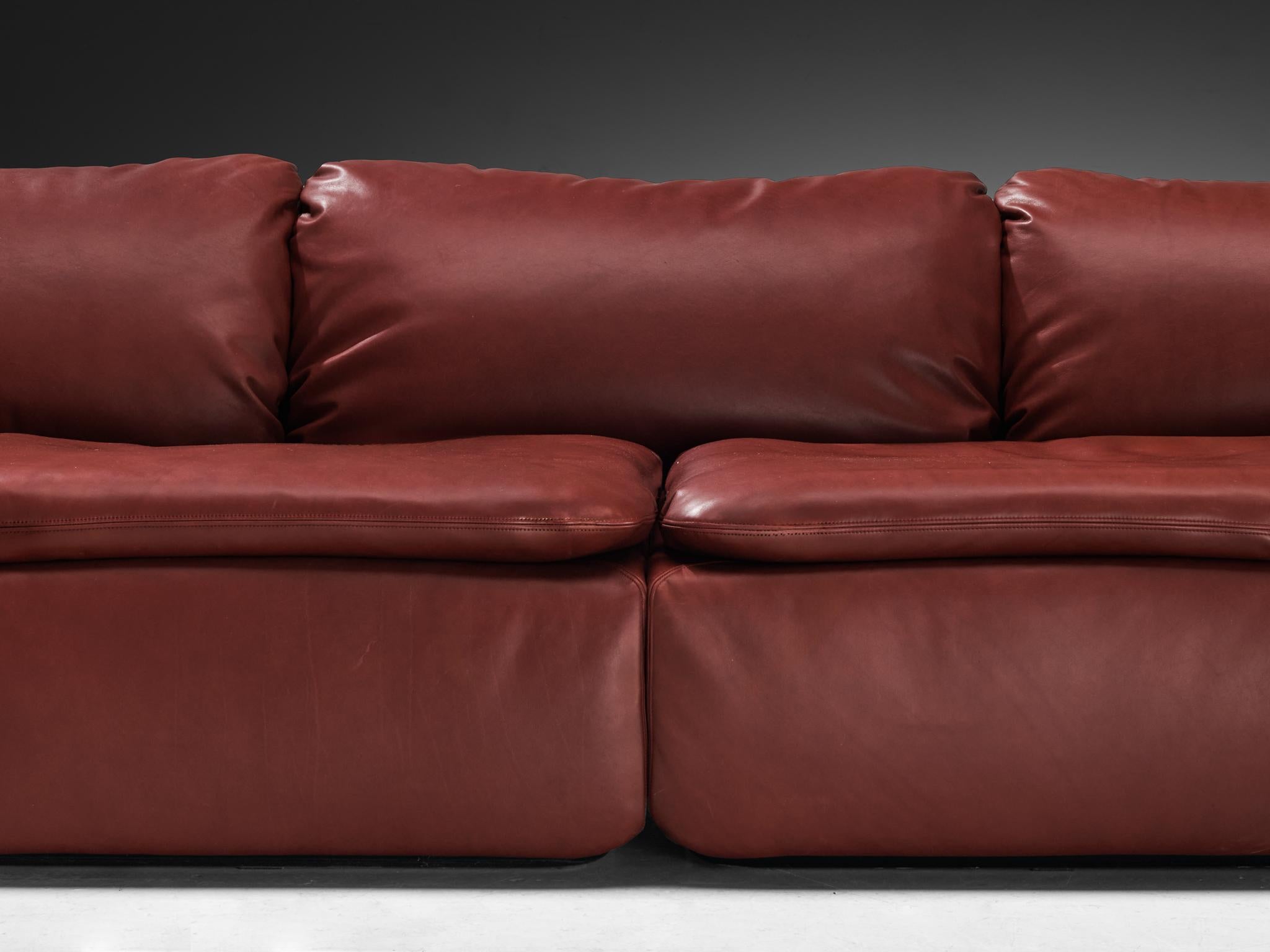 Alberto Rosselli pour Saporiti Confidential Corner Sofa rouge bourgogne Bon état - En vente à Waalwijk, NL