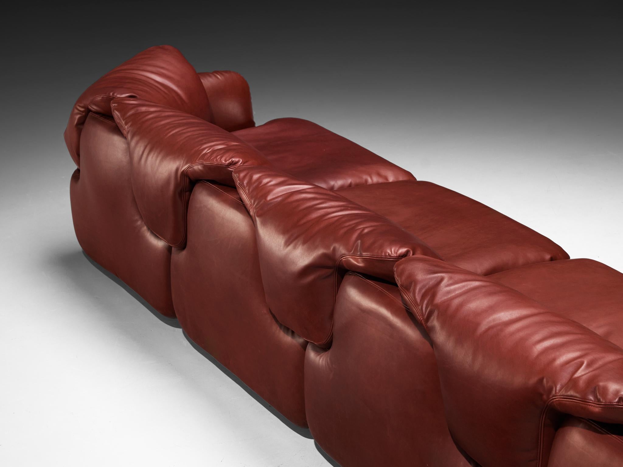 Fin du 20e siècle Alberto Rosselli pour Saporiti Confidential Corner Sofa rouge bourgogne en vente
