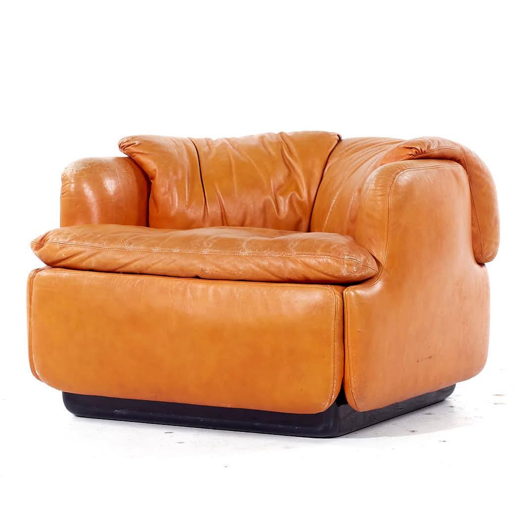 Alberto Rosselli for Saporiti Confidential MCM Leather Lounge Chairs - Pair In Good Condition For Sale In Countryside, IL