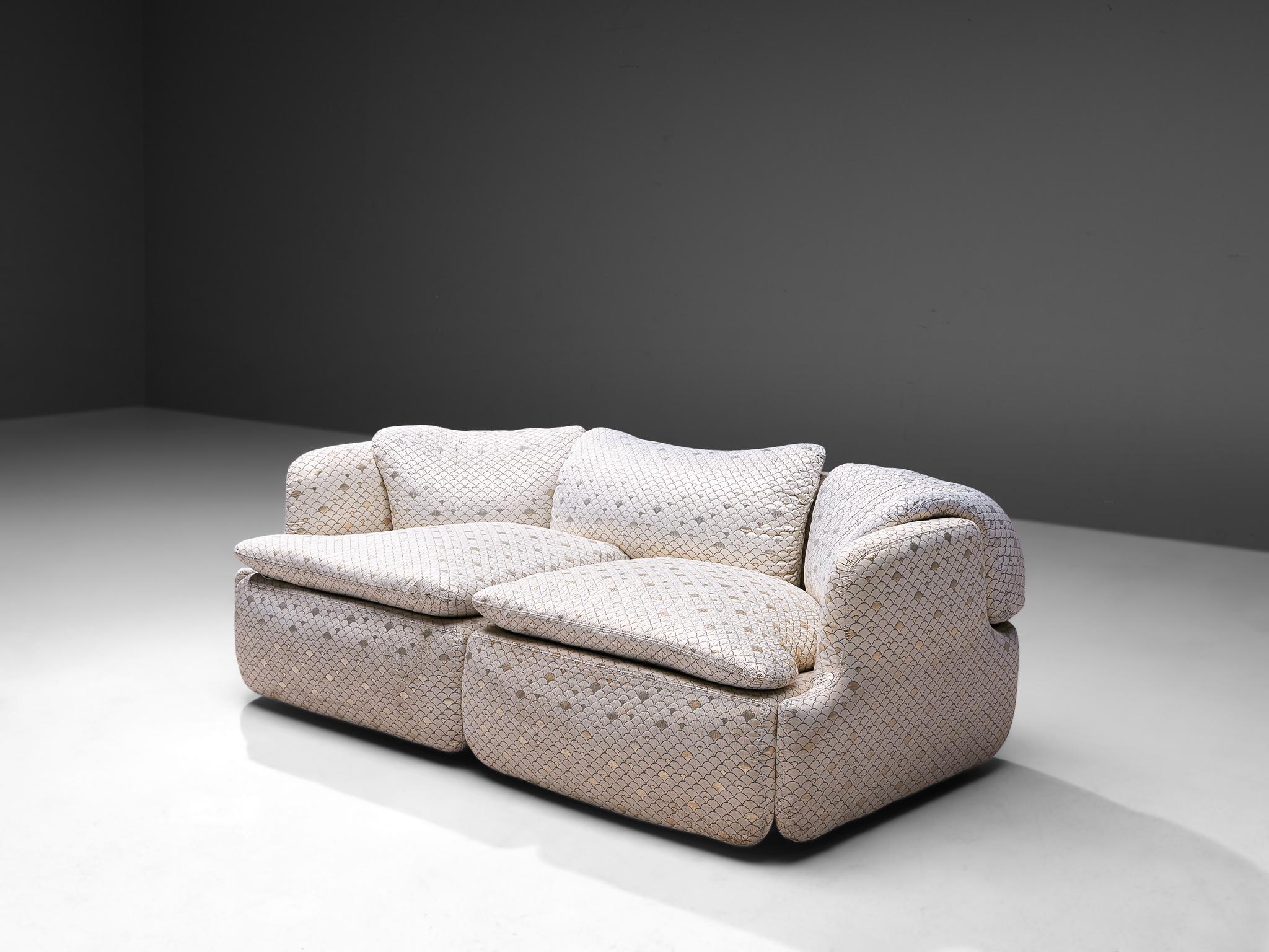 Alberto Rosselli for Saporiti, 'Confidential' sofa, in iridescent scale pattern upholstery, Italy, design 1972

Two-seat sofa designed by Italian architect Alberto Rosselli in 1972 for Saporiti Italia. The shiny white upholstery shows a scale-like