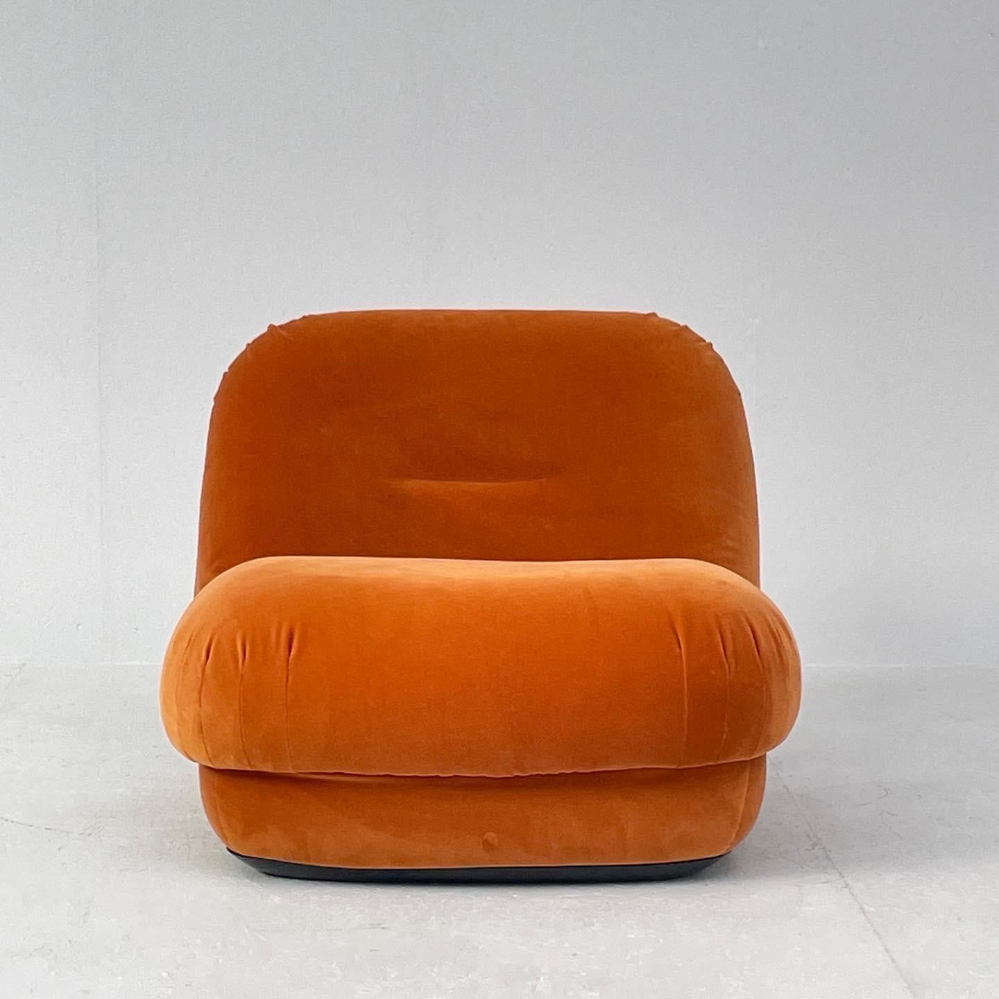 Alberto Rosselli for Saporiti, 'Maxijumbo' lounge chairs, italy, 1970s

Extremely comfortable lounge chairs designed by Alberto Rosselli for Saporiti. These chairs are made to reach an ultimate level of comfort as can clearly be recognized in the