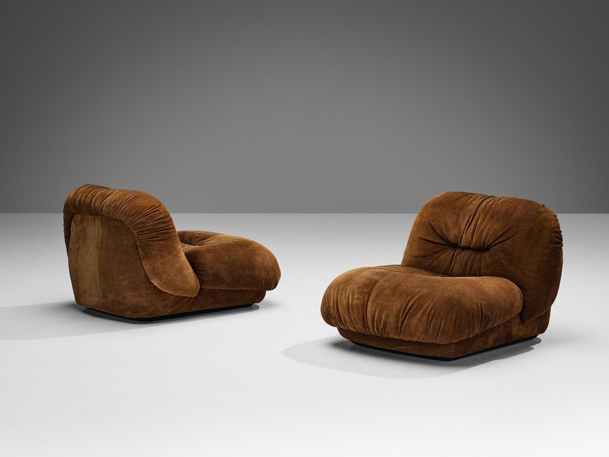 Alberto Rosselli for Saporiti, pair of 'Maxijumbo' lounge chairs, suede, ABS plastic, Italy, 1970s 

Extremely comfortable pair of lounge chairs designed by Alberto Rosselli for Saporiti.  These chairs are made to reach an ultimate level of comfort
