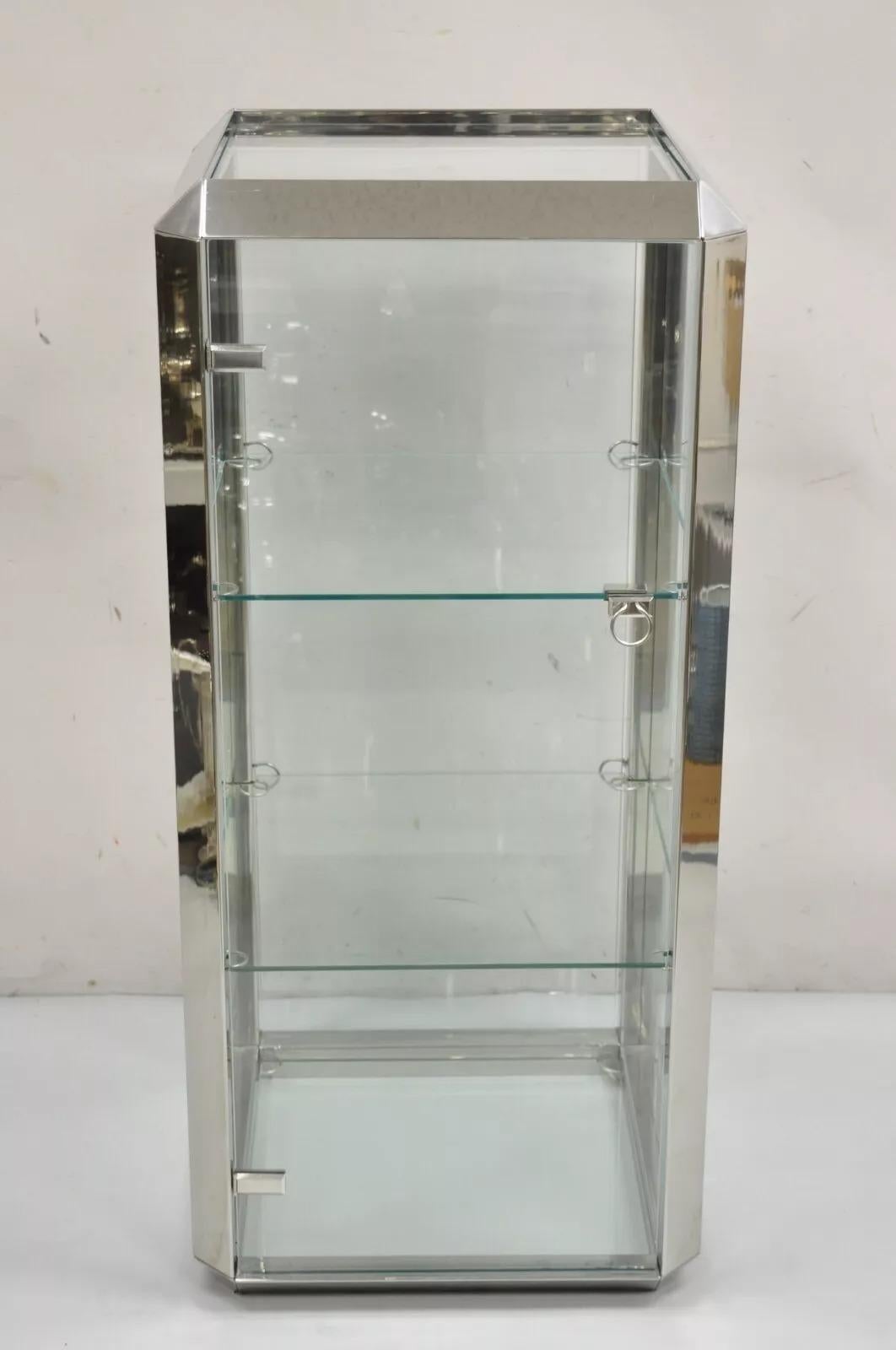 Vitrina moderna italiana de cromo y cristal Alberto Rosselli Saporiti P800 de los años 70. El artículo tiene cristal en todos los lados, incluidos la parte superior e inferior, 2 estantes de cristal, 1 puerta batiente, un bonito acabado cromado