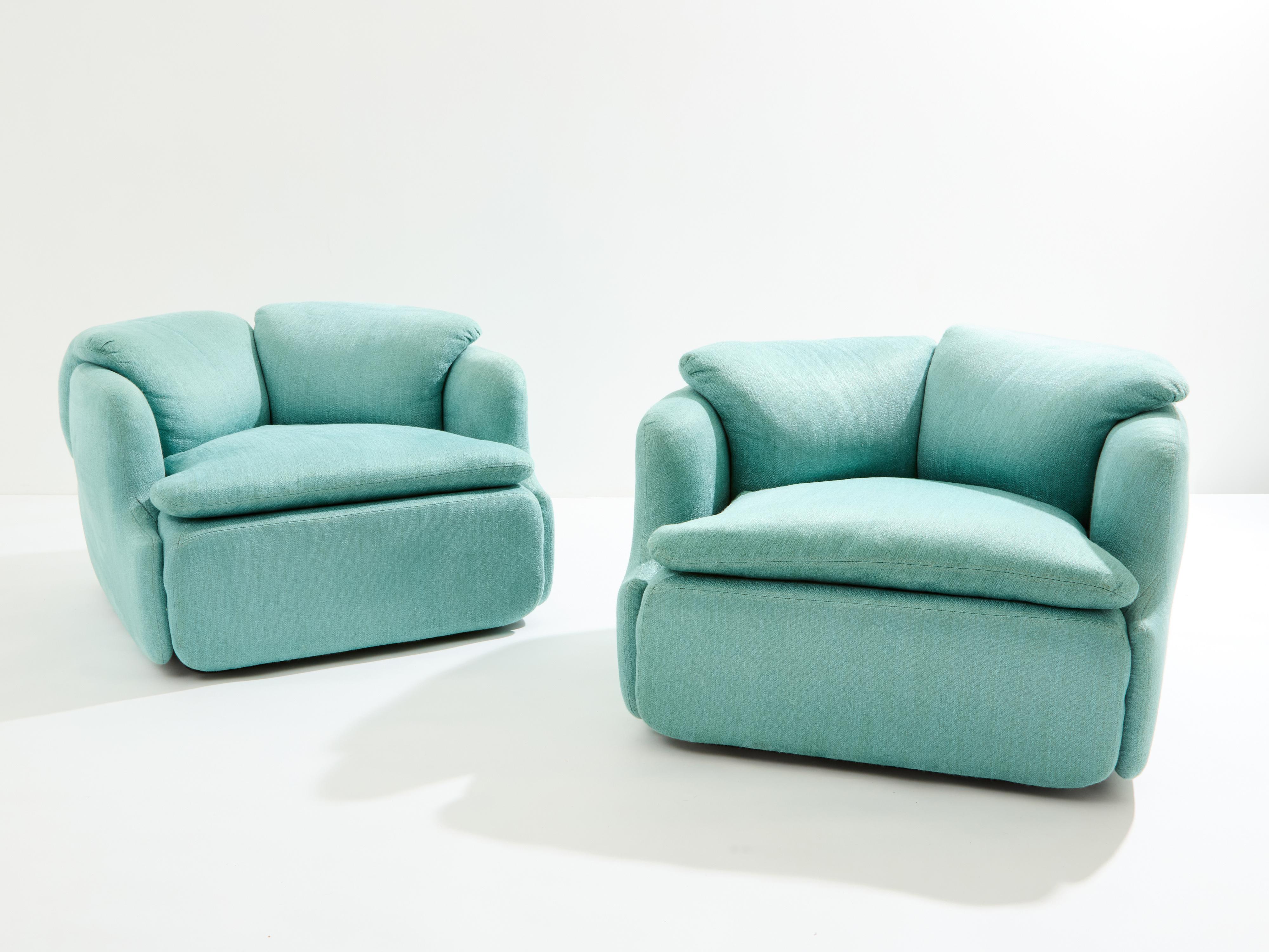 Nice pair of Confidential lounge chairs designed by Italian architect Alberto Rosselli in 1972 for Saporiti Italia. These Confidential seatings are 1970s iconic pieces, recognizable by its ingenious design showing a functional connection between the
