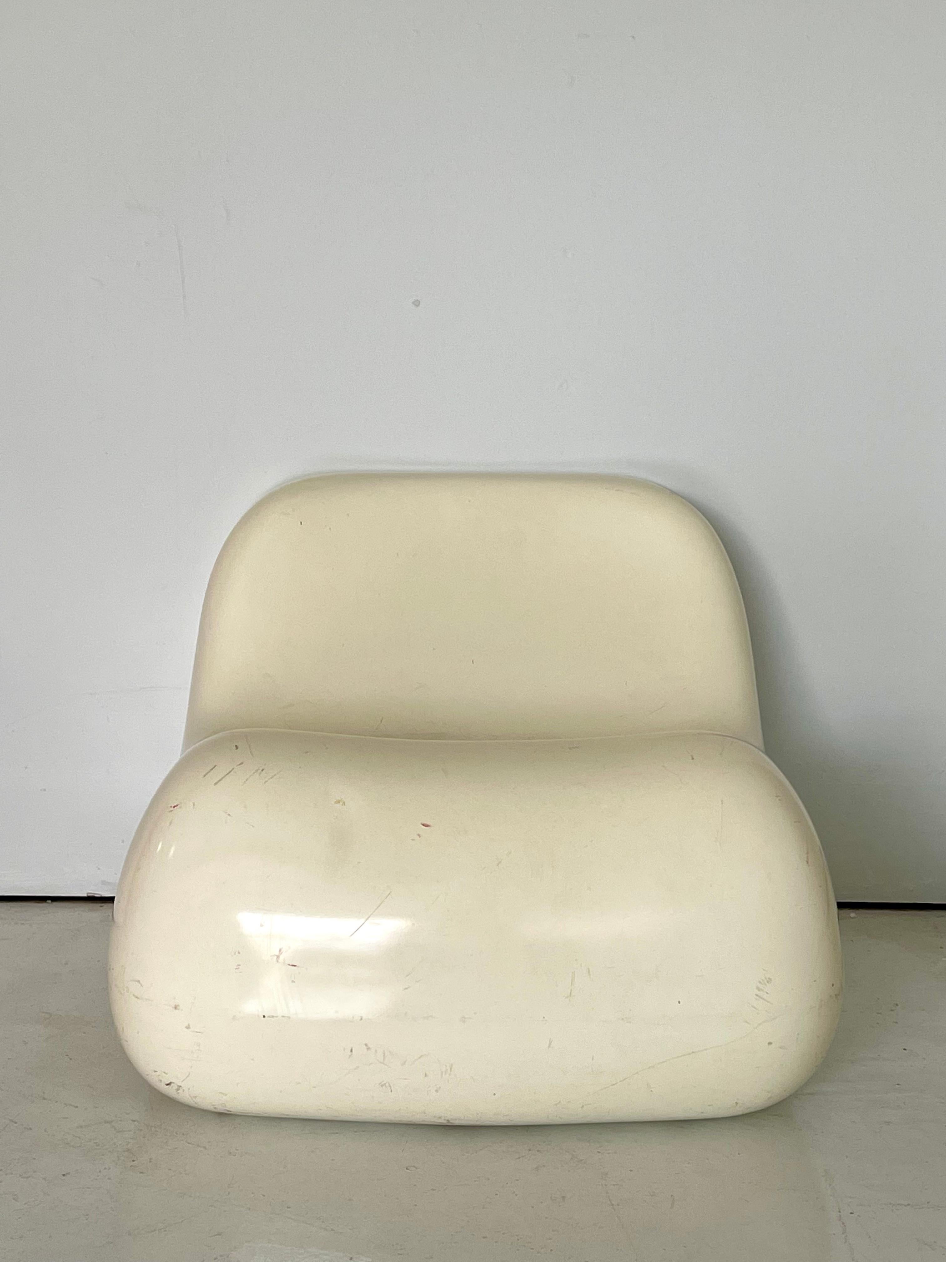 Jumbo chair in white fiberglass by Alberto Rosselli for Saporiti, 1968. Beautiful space age design showcasing Rosselli’s interest in new technologies and materials. Produced with a flat backside to be placed against a wall or with another jumbo