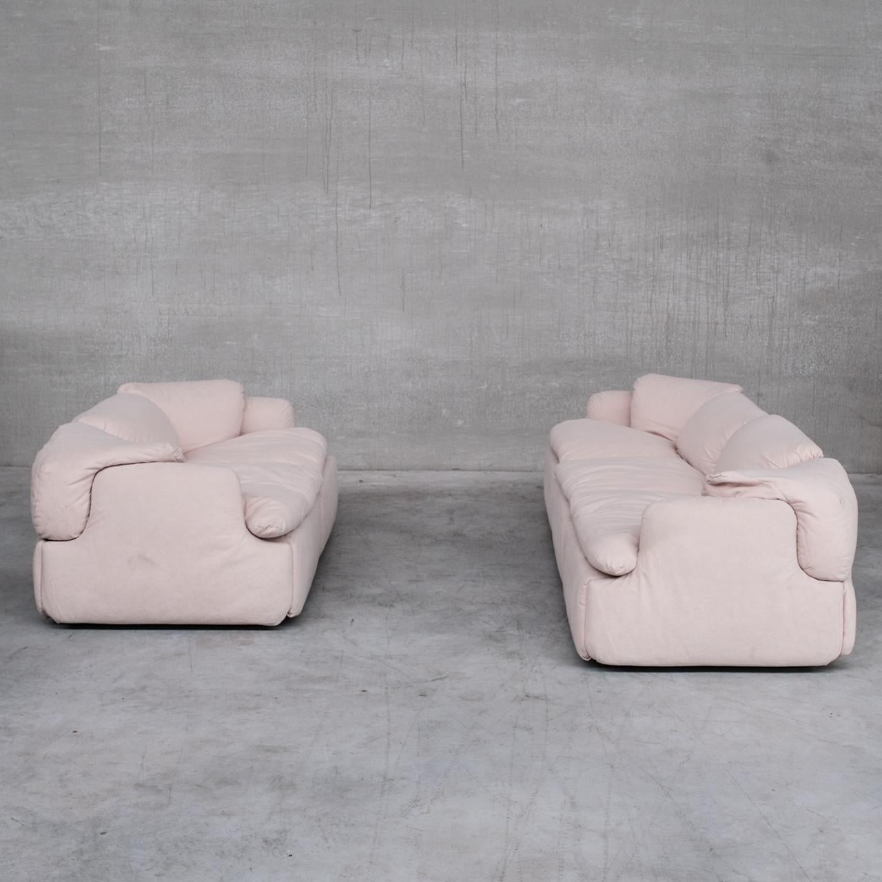 Un canapé trois places, par Alberto Rosselli pour Saporiti. 

Le modèle confidentiel. 

Italie, c1972.

La sellerie d'origine en tissu blanc cassé a été nettoyée et conservée, elle reste en très bon état. 

Nous avons une paire de sièges