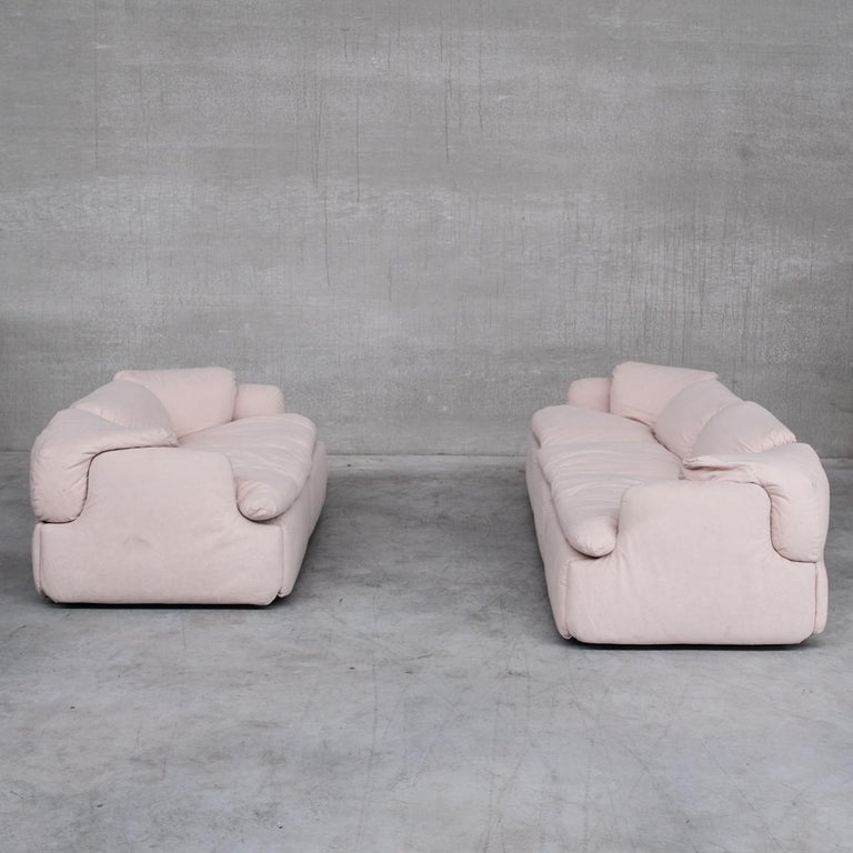A three seater sofa, by Alberto Rosselli for Saporiti. 

The confidential model. 

Italy, c1972.

Original off white fabric upholstery has been cleaned and retained, it remains in very good condition. 

We have a matching two seater