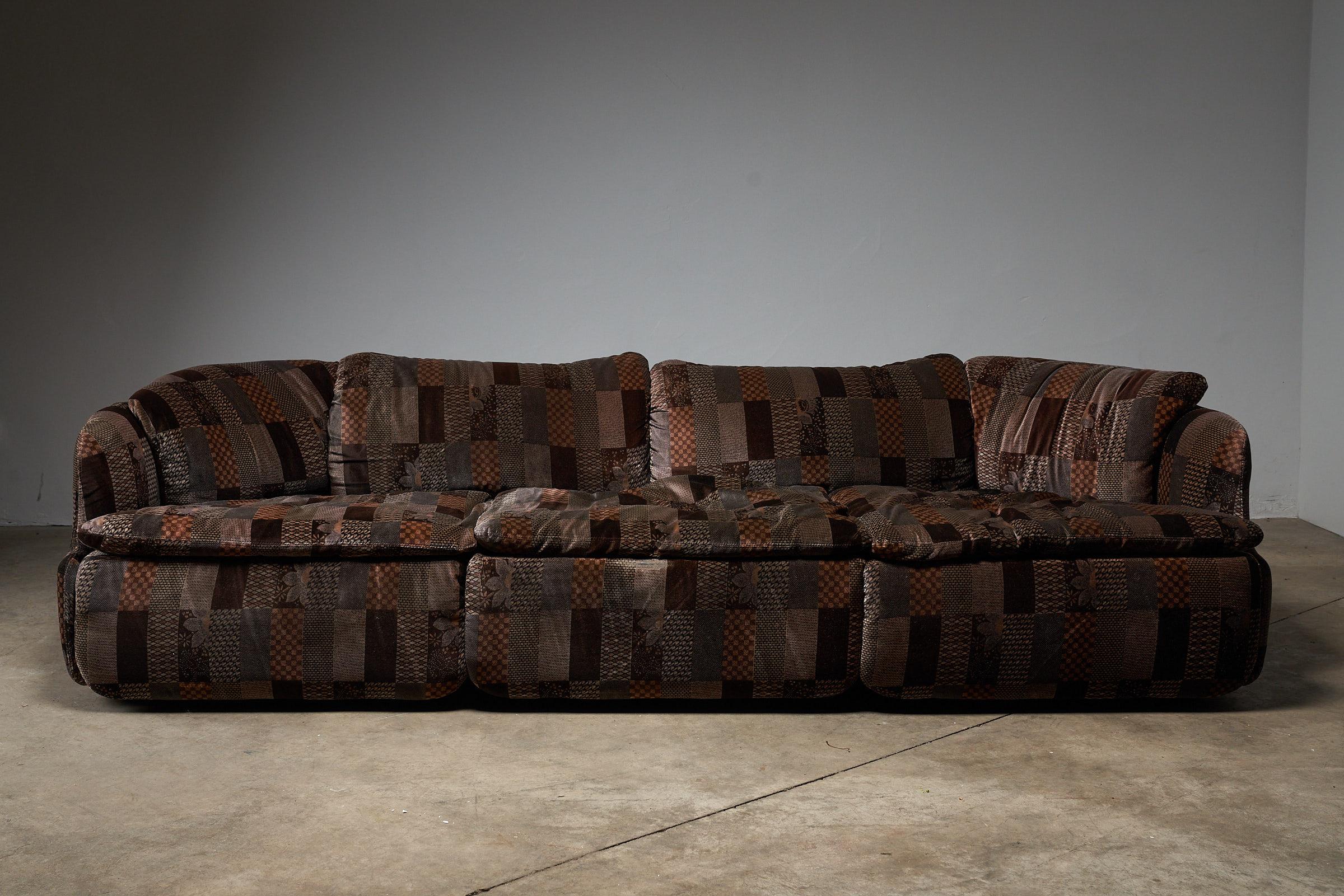 Cet article ne concerne que le modèle 3 places ! Pour le prix des 2 autres modèles, merci de nous contacter.
Voici la Collection Saporiti Confidential Sofa d'Alberto Rosselli - une pièce rare qui comprend l'ensemble complet, y compris les canapés à