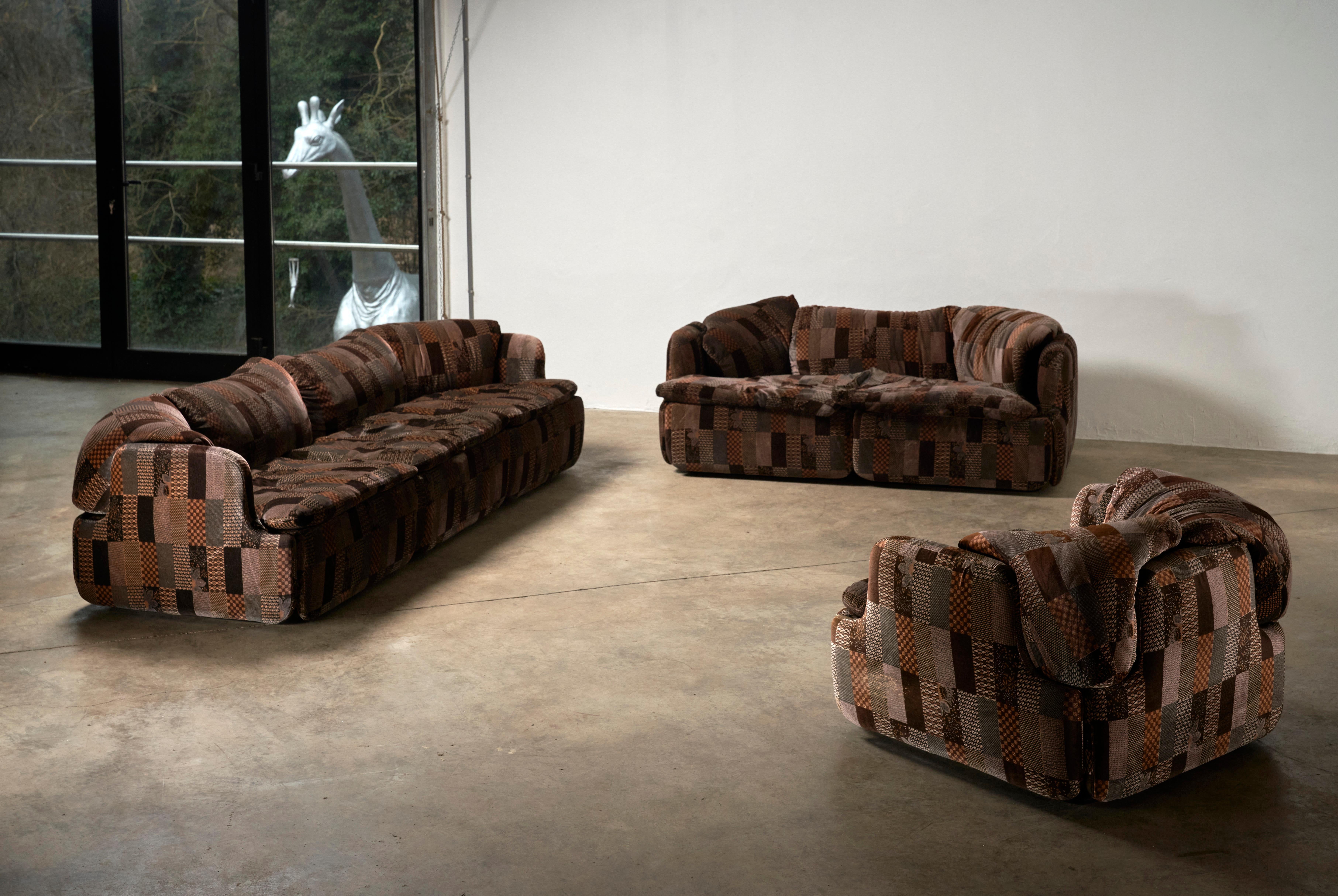 Voici la Collection Saporiti Confidential Sofa d'Alberto Rosselli - une pièce rare qui comprend l'ensemble complet, y compris les canapés à 3 places, à 2 places et à 1 place. Cet ensemble exclusif bénéficie d'un tissu au motif unique et captivant,