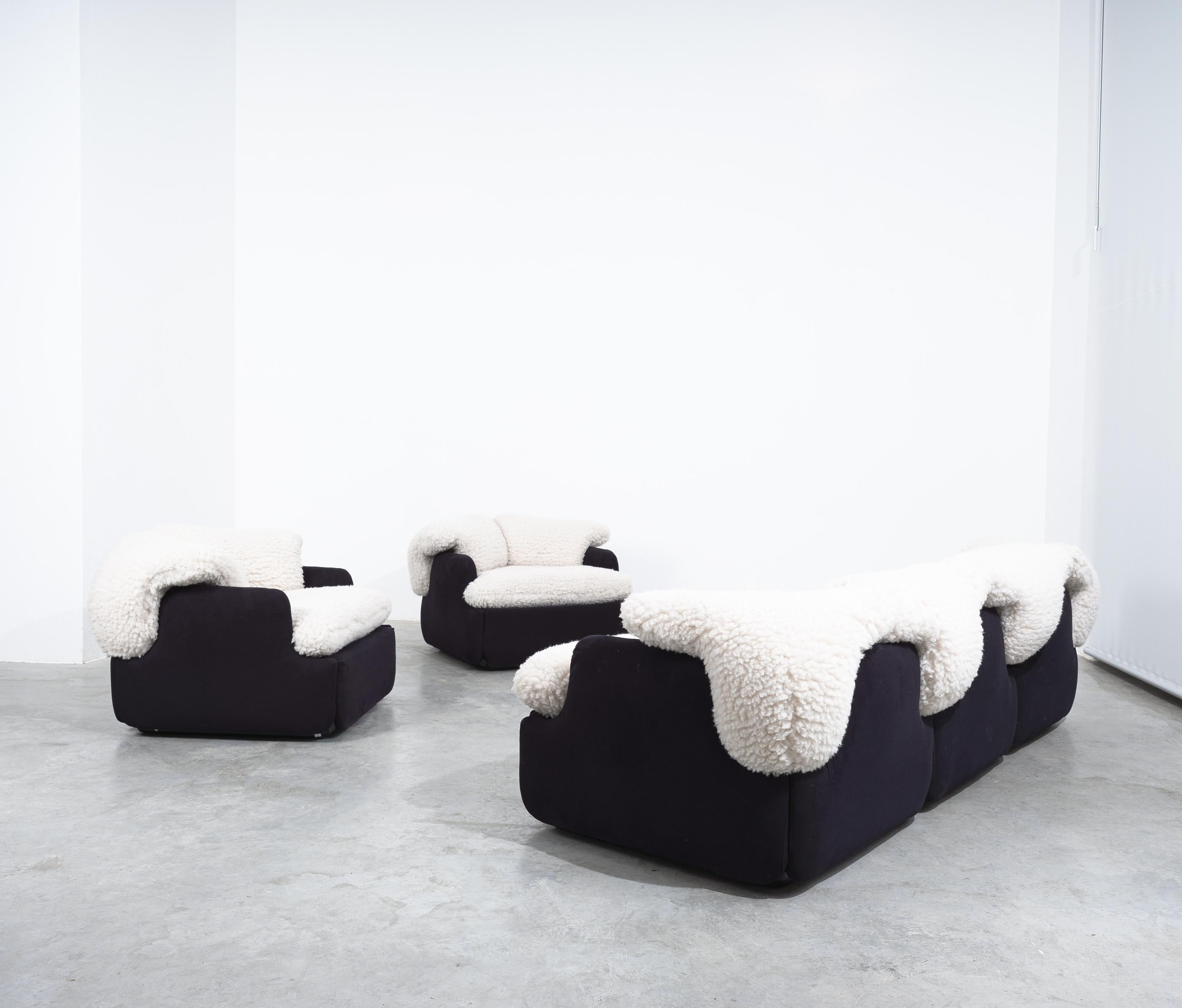 Alberto Rosselli Sofa For Saporiti 'Confidential' White Black Wool, Italy 1970 In Good Condition For Sale In Vienna, AT