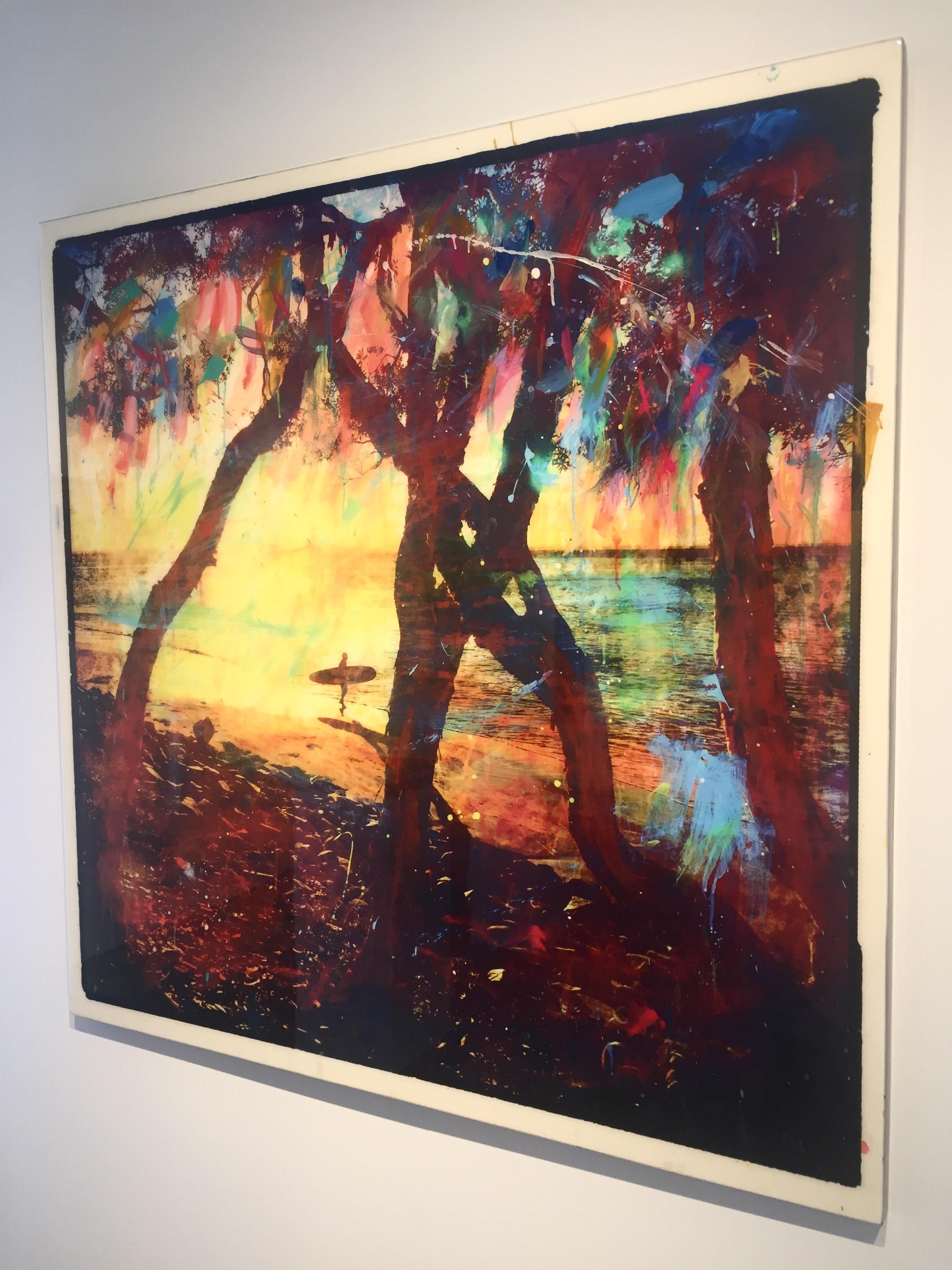 Memoria de Cancion, fotografia pintada a mano con resina, surfista y escena de playa - Painting Contemporáneo de Alberto Sanchez