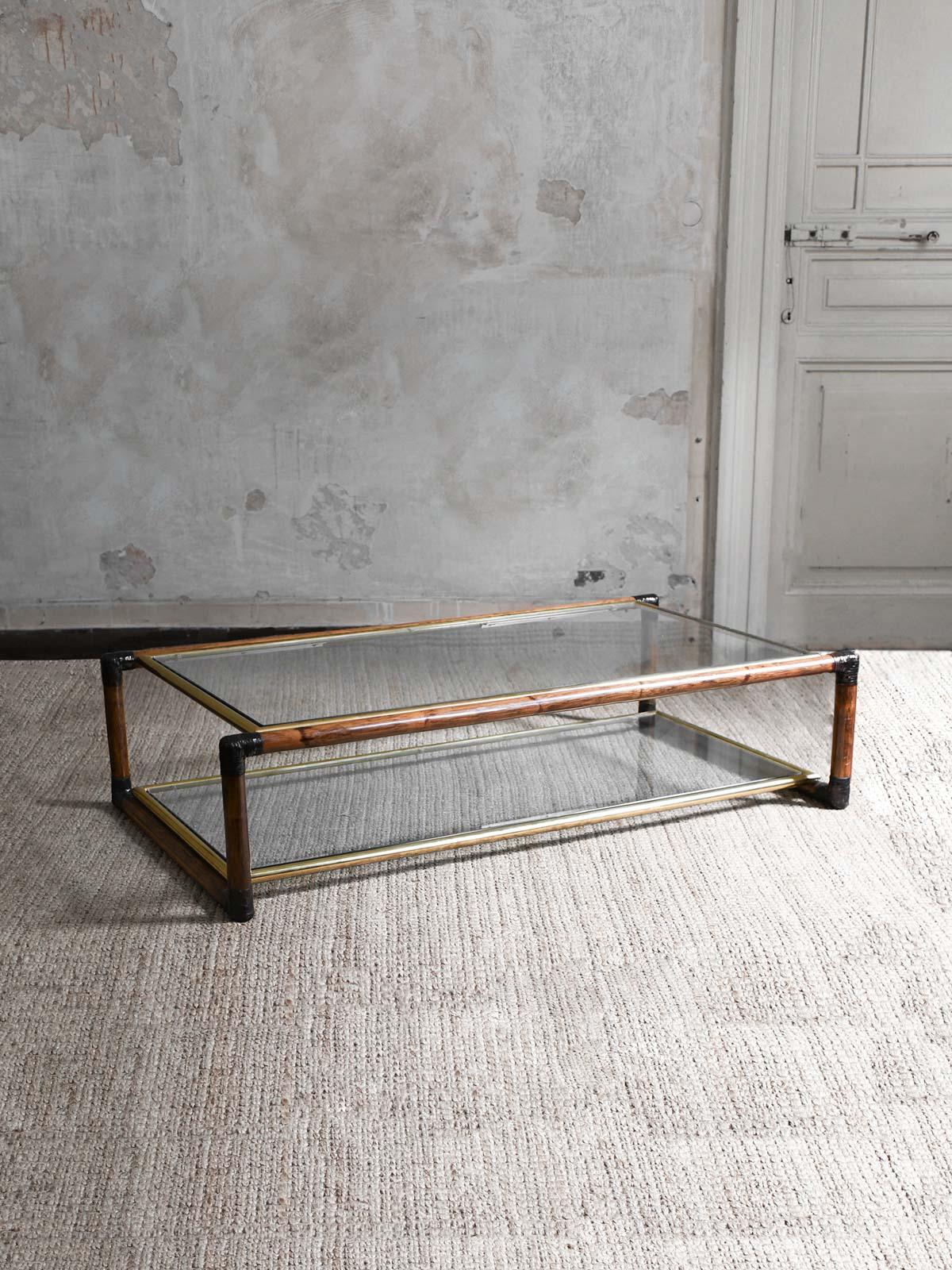 Table basse Alberto Smania, production Smania Arredamenti, 1970
Détails du produit
Fabriqué en bambou, laiton, reliures en cuir et étagères en verre.
Dimensions : 135 L x 35 H × 75,5 D cm