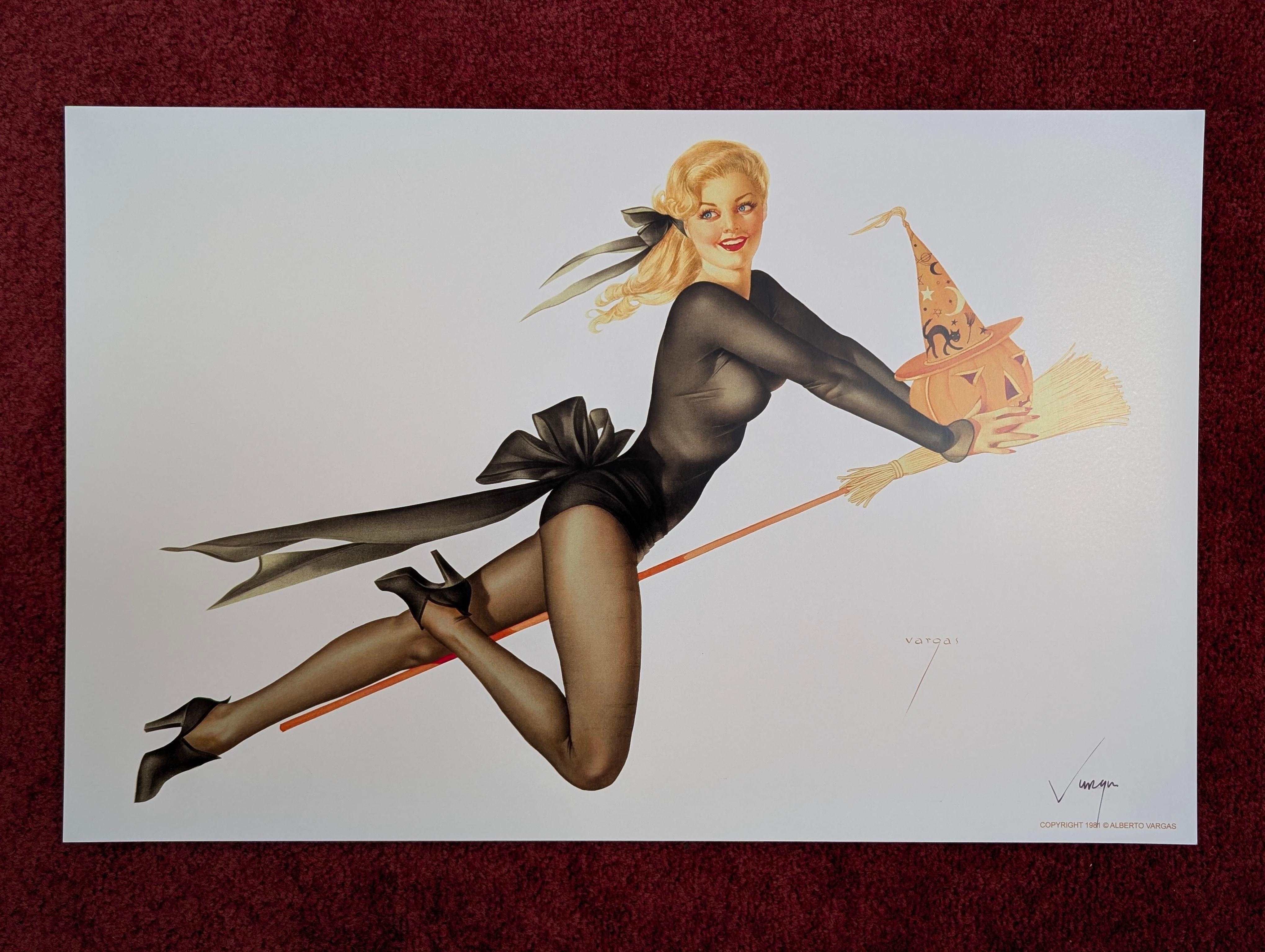 Künstler: Alberto Vargas
Titel: Titel unbekannt. Playboy Pin-up Illustration von 1953
Beschreibung: Blonde Frau in reinem schwarzen Outfit, die auf einem Besen mit einer Jack o' Lantern reitet
Vom Künstler handsigniert: Ja, rechte untere
