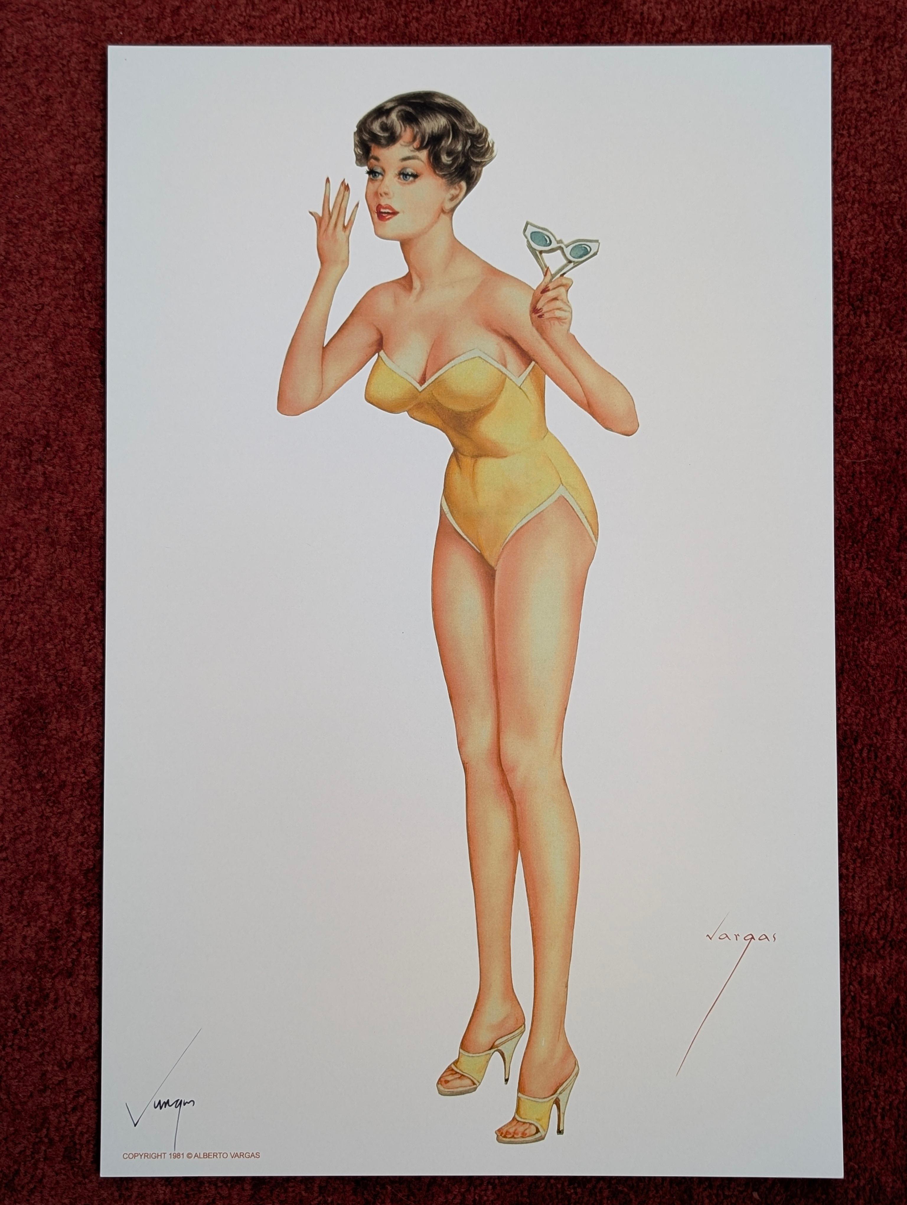 Künstler: Alberto Vargas
Titel: Titel unbekannt. Playboy-Pin-up-Abbildung vom August 1961
Beschreibung: Kurzhaarige Brünette im gelben Anzug
Vom Künstler handsigniert: Ja, linke untere Ecke.
Medium: Lithographie auf Papier. 
Abmessungen: 17