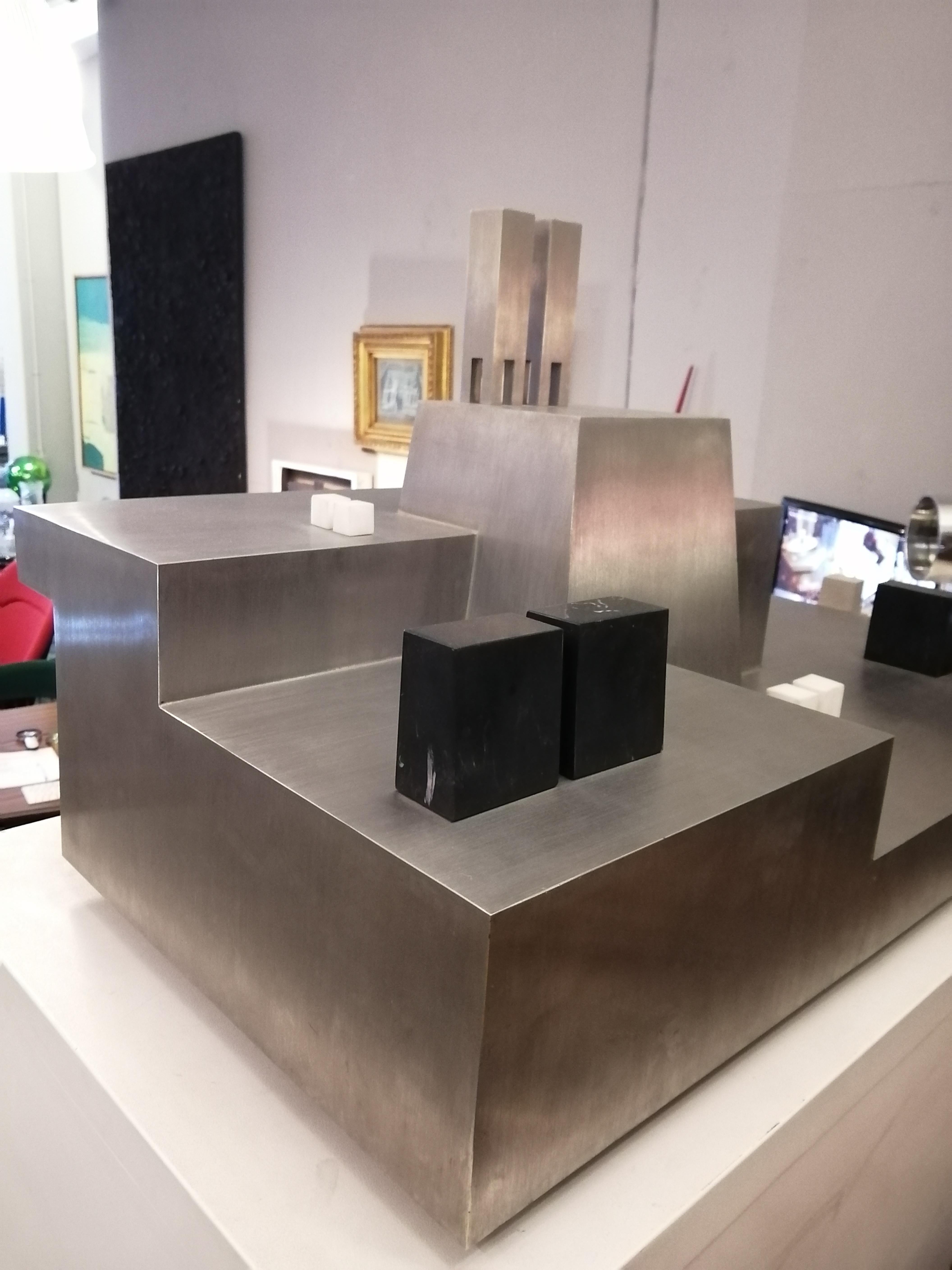 Postmoderno Scultura in acciaio, marmo e alabastro di Alberto Vargas in vendita
